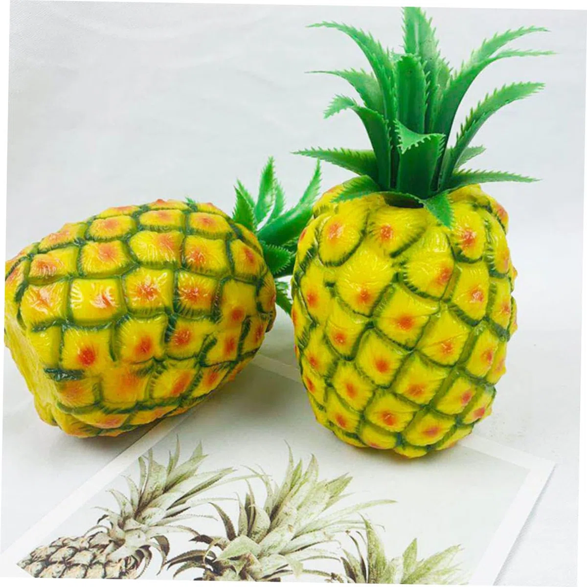 2 Stück Künstliche Ananas Modelle aus Kunststoff Naturgetreue Deko Früchte Lebensechte Tischdekoration und Fotorequisiten Größe S Schadstofffrei für Wohn und Bürodekoration