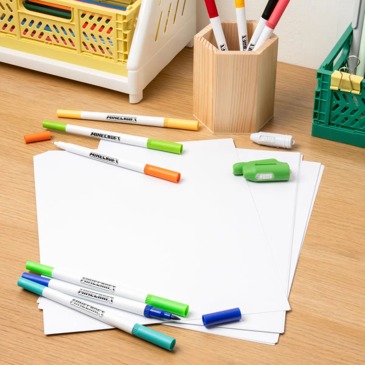 Paladone WeCool Magic Trace Minecraft-Starterset, offiziell, aufleuchtend, Malset mit 16 Seiten zum Nachzeichnen, 10 Marker mit zwei Spitzen, 1 Glow-Grip-Linienzeigestift, Kunst-/Bastelset, ab 6