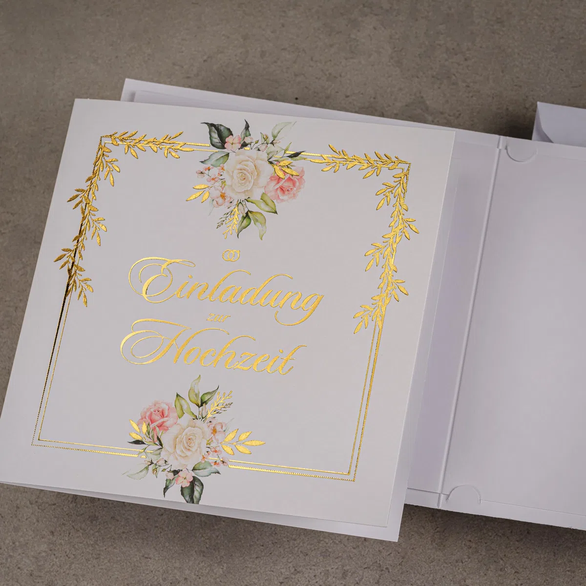 HOCHZEITSEINLADUNGEN SATZ 20 St. 135x135mm MIT BEDRUCKBAREN EINLAGEN UND UMSCHLÄGEN FÜR HOCHZEIT – VERGOLDETES MUSTER
