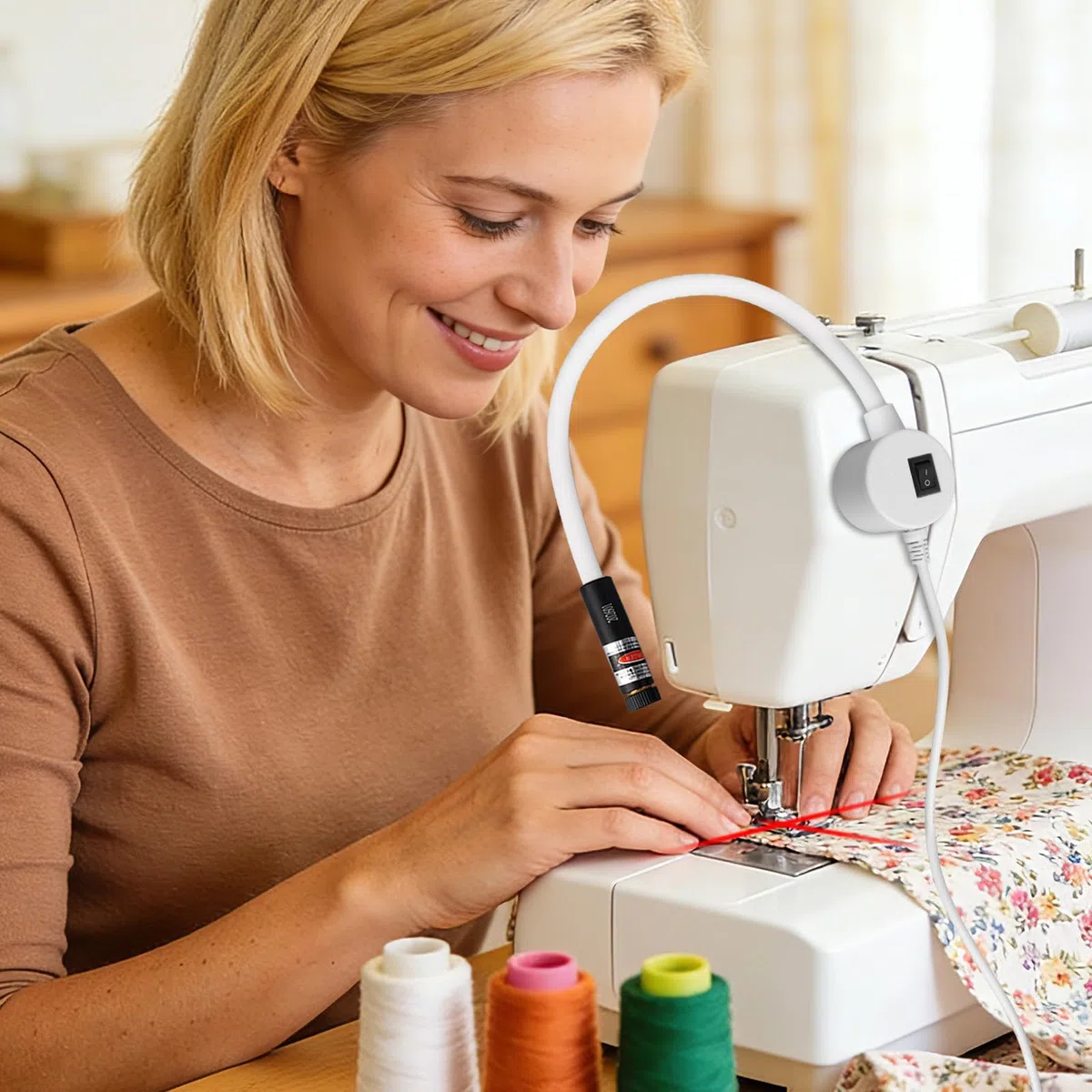 Magnetische Positionierleuchte für Quilts, Rotes Fadenkreuz als Führungslicht Geradstiche Verstellbare Freihändige Nähhilfe Präzisions-Quiltwerkzeug für Nähmaschinen