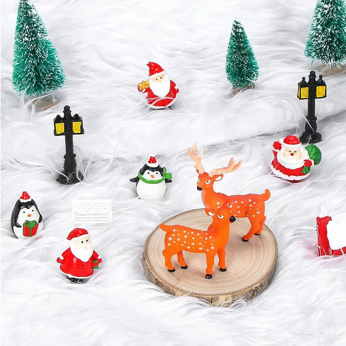Bluelves 24 Stück Weihnachtliche Miniatur Ornamente und Figuren, Tischdeko mit Weihnachtsmann, Schneemann, Elch und Schneekugel