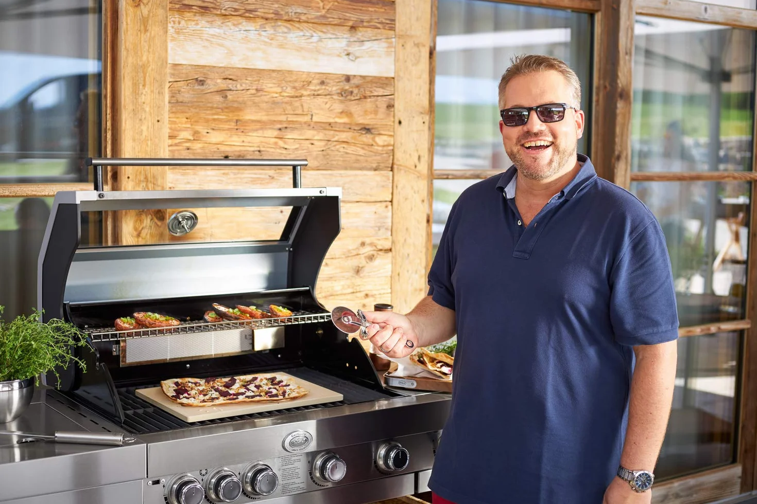 RÖSLE Pizzaschneider, Hochwertiges Pizzamesser mit stabilem Rad, beidseitig geschliffene Klinge, Handschutz, Edelstahl 18/10