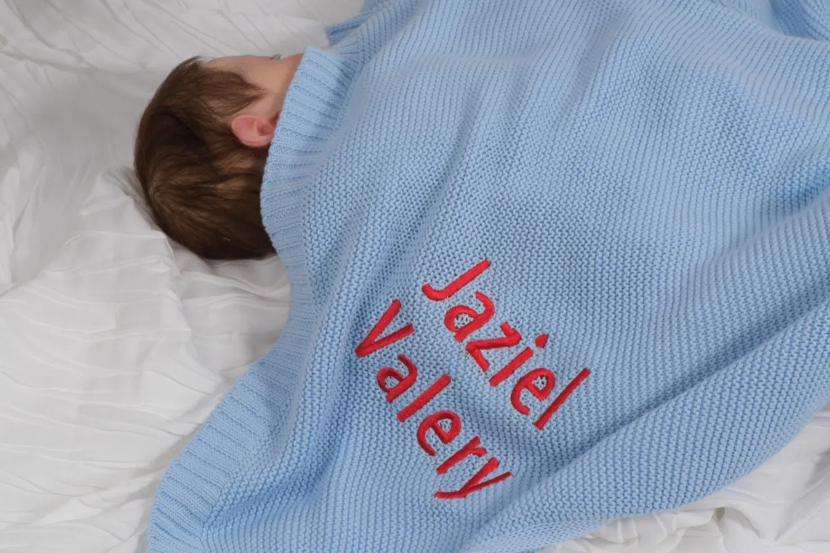 Personalisierte Babydecken – Individuell bestickte Strickdecken mit Namen Babys, Jungen und Mädchen. Perfekt für Geburtstage, Babypartys und Weihnachten