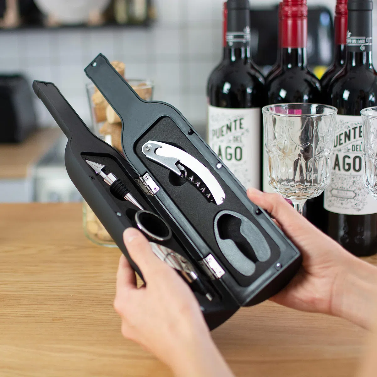 Weinöffner Set 5 TLG. - Weinflaschen Design, Schwarz - Wein Zubehör mit Folienschneider | Korkenzieher | Ausgießer | Tropfring | Edelstahlkorken