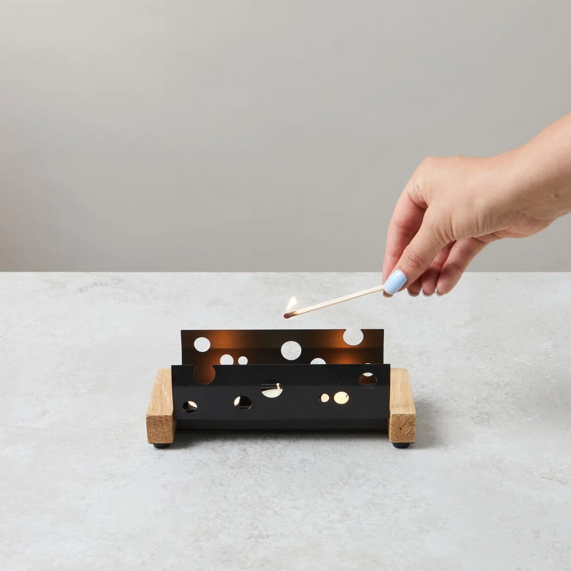 Boska Raclette 2 Personen Oslo - Mini raclette für Zwei Teelichter - Charakteristisch Holz mit Spachtel [Verleih Leckereien mit Geschmolzenem Käse oder Gegrilltem Gemüse] [Antihaftbeschichtung]