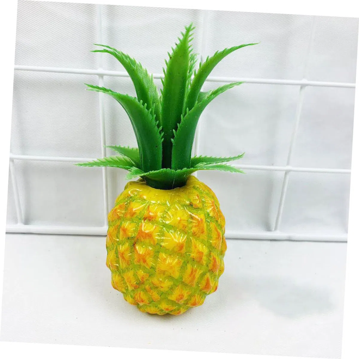 2 Stück Künstliche Ananas Modelle aus Kunststoff Naturgetreue Deko Früchte Lebensechte Tischdekoration und Fotorequisiten Größe S Schadstofffrei für Wohn und Bürodekoration