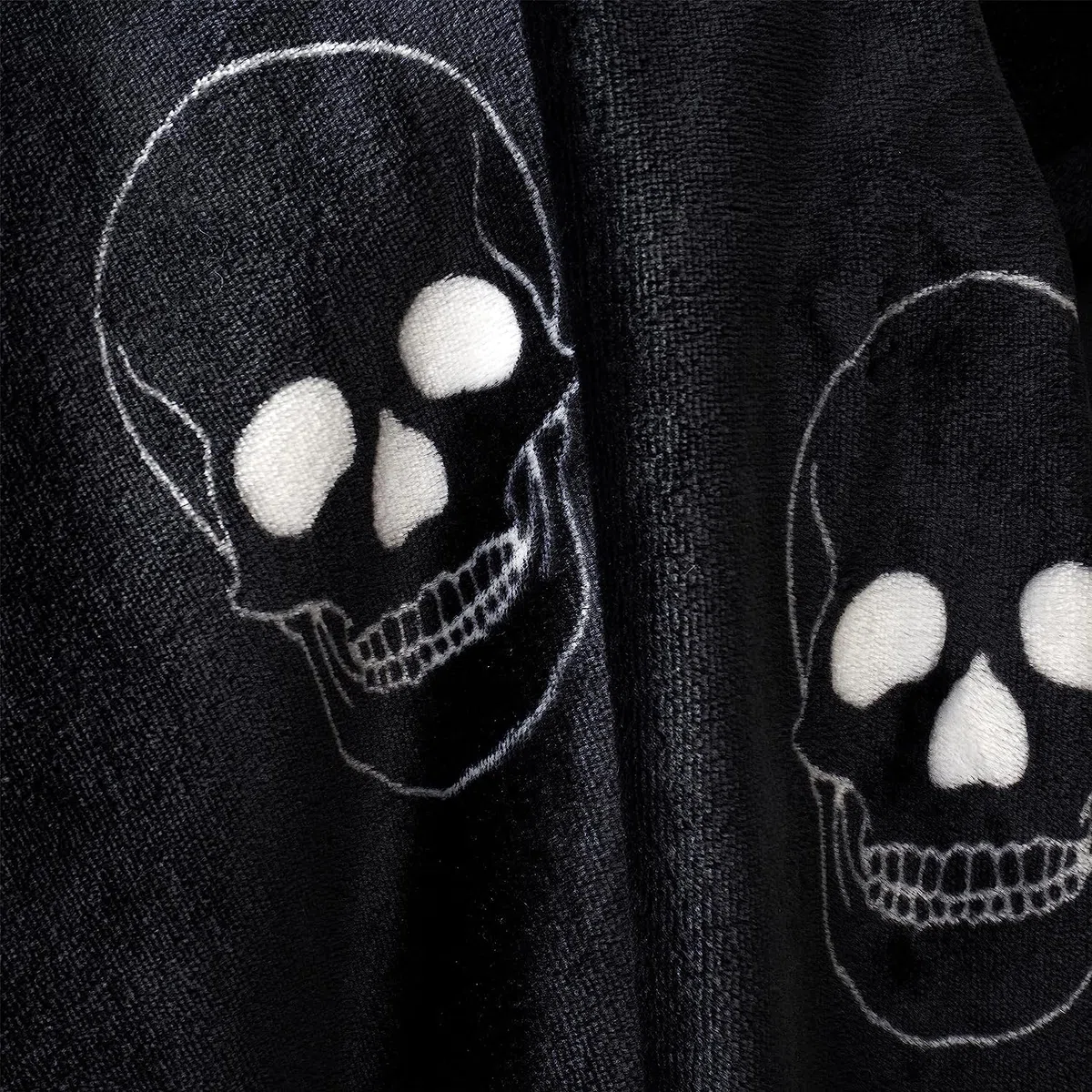 Catherine Lansfield Kuschelige Fleece-Decke mit Totenköpfen, 130 x 170 cm, Grau