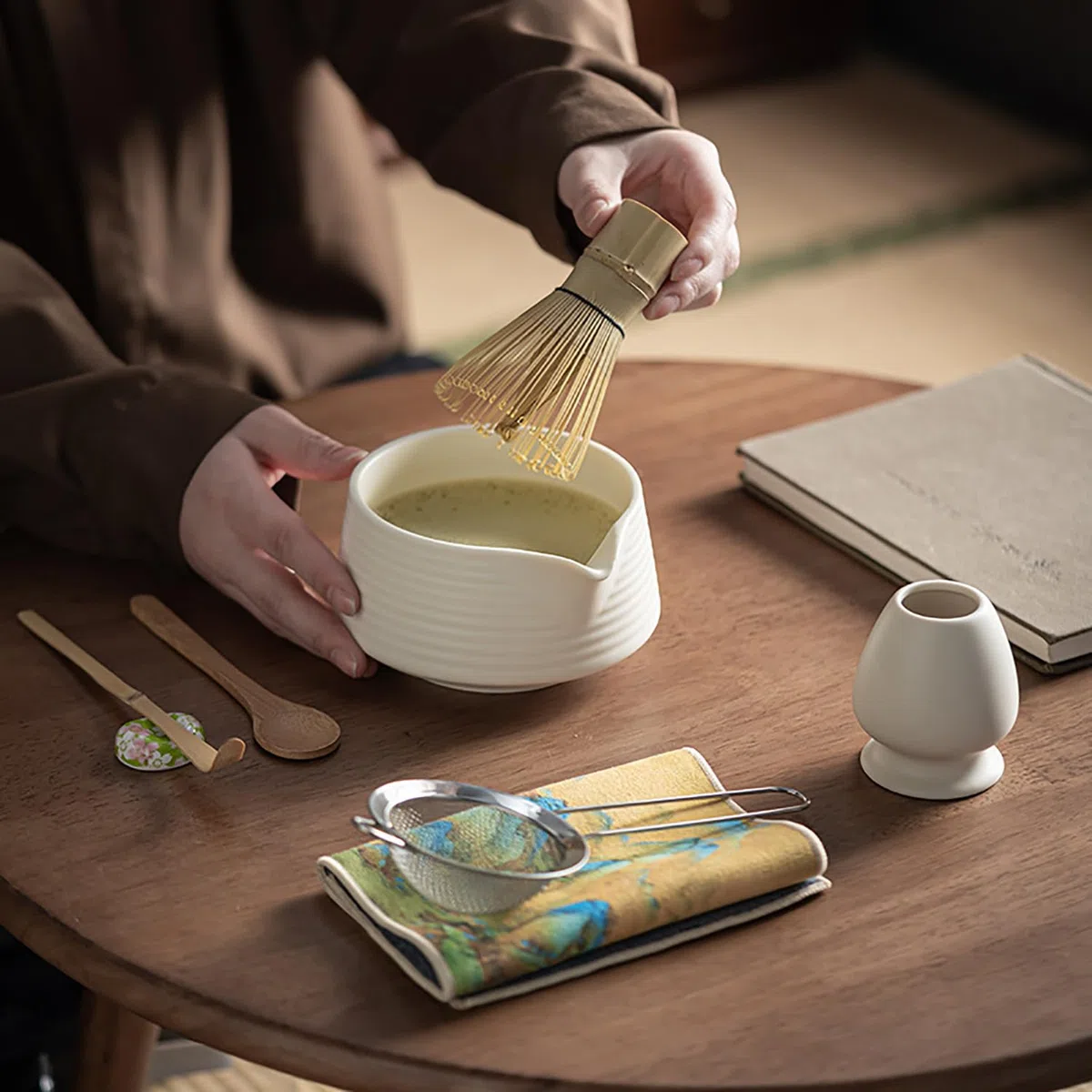 6 Piece Matcha Tea Set Beige Weiß,Matcha Besen Set, with Matcha Whisk, Matcha Broom,Matcha Schale,Matcha Bowl with Spout,Matcha Besen Halter,Bamboo Spoon,Perfect Matcha Starter Set,Japanisches Tee-Set