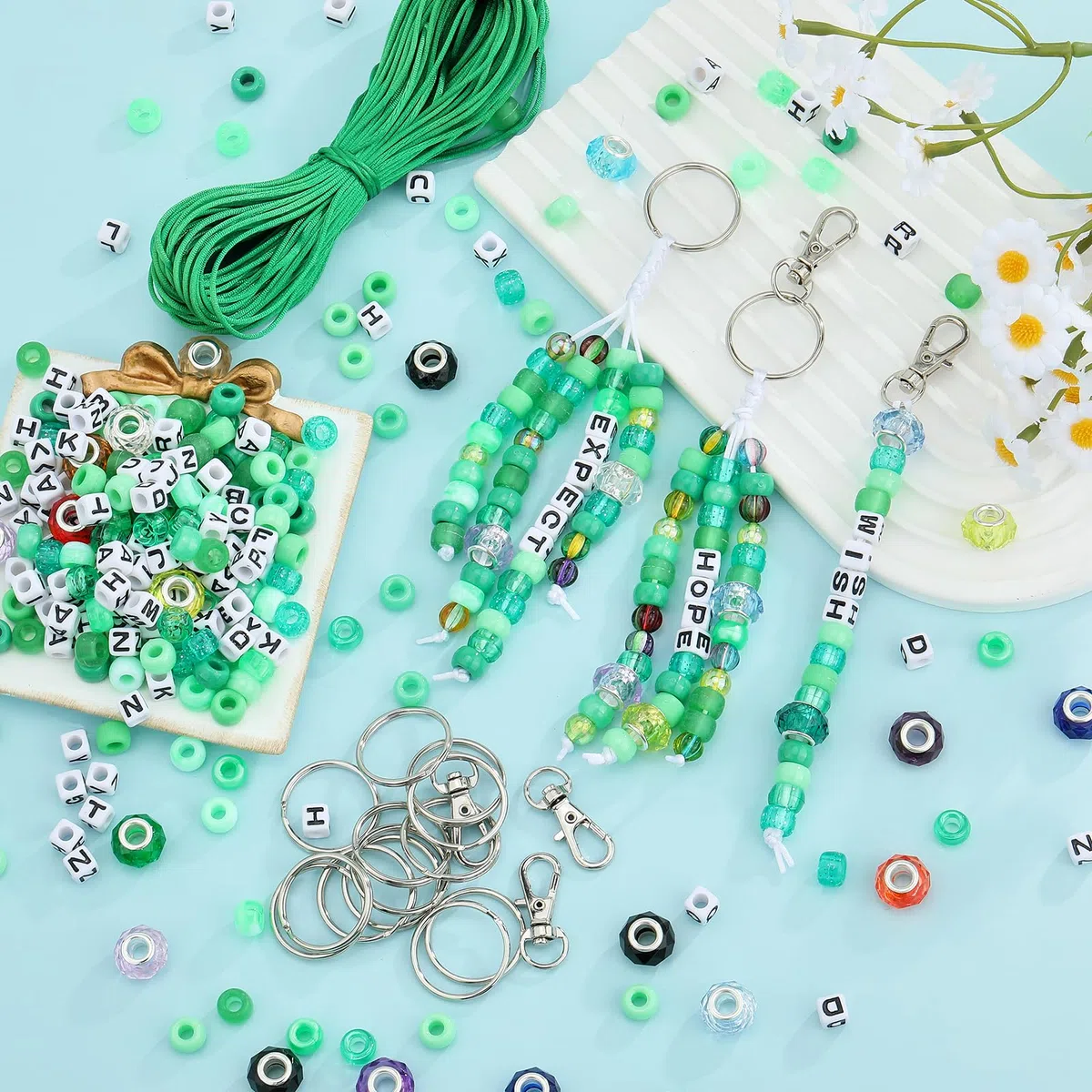 BEEFLYING 750 Stück Perlen-Schlüsselanhänger DIY-Set Schlüsselanhänger-Bastelset Buchstabenperlen Schnur Verstellbarer Alphabet-Schlüsselring Rucksack-Taschenanhänger (Grün)