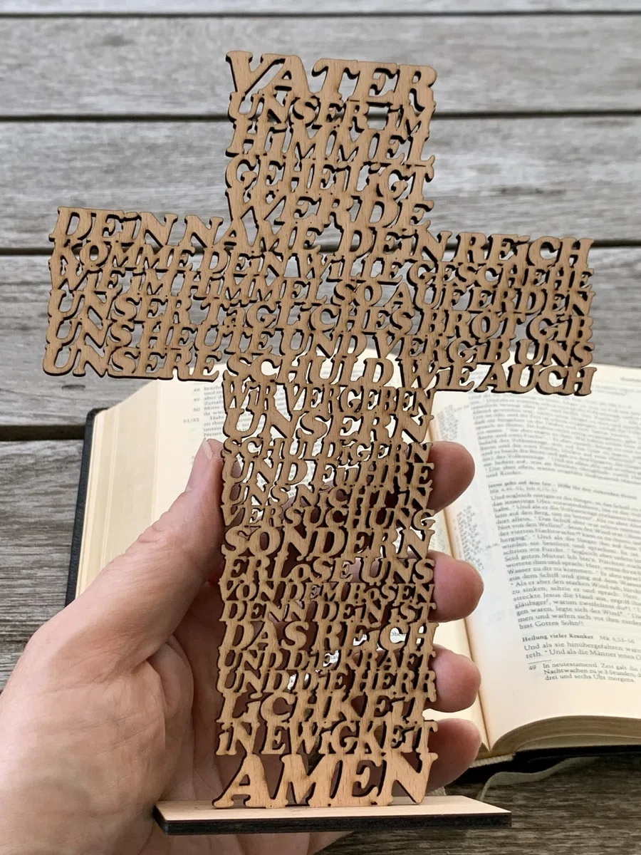DesignByLayer Vater Unser Kreuz aus Holz mit Standfuß als Geschenk für Taufe, Hochzeit, Geburtstag, Weihnachten (Buche (dunkler), 19x14cm)