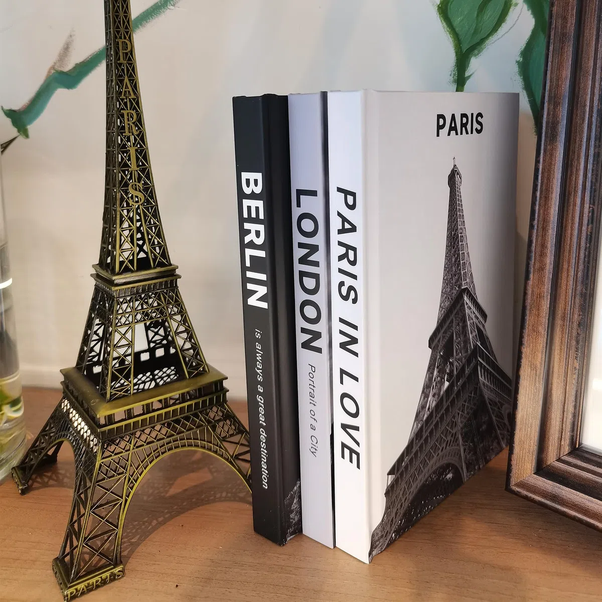 3 Stück Dekorative Buch,Modische Dekorative Bücher mit Befüllbaren Leeren Seiten für Heimdekor,Display Bücher für Couchtisch Büro, Dekobücher für Display Regale Wohnzimmer(Paris/London/Berlin)