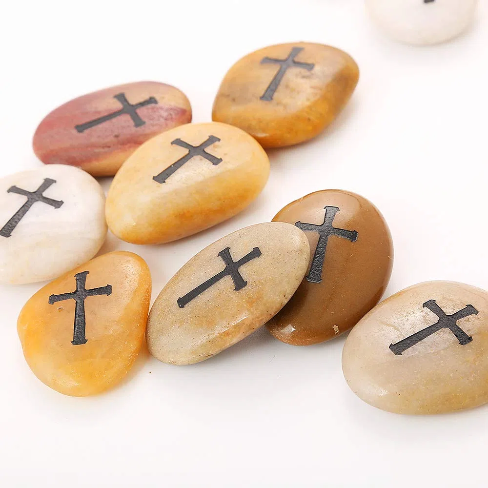 ROCKIMPACT 24 Stück Kreuz Steine mit Kreuz Glück Gravierte Steine Gravur Inspirierende Steine Glücksbringer Ermutigung Dankbarkeit Geschenk Glückssteine (Großhandel, je 5-8 cm)
