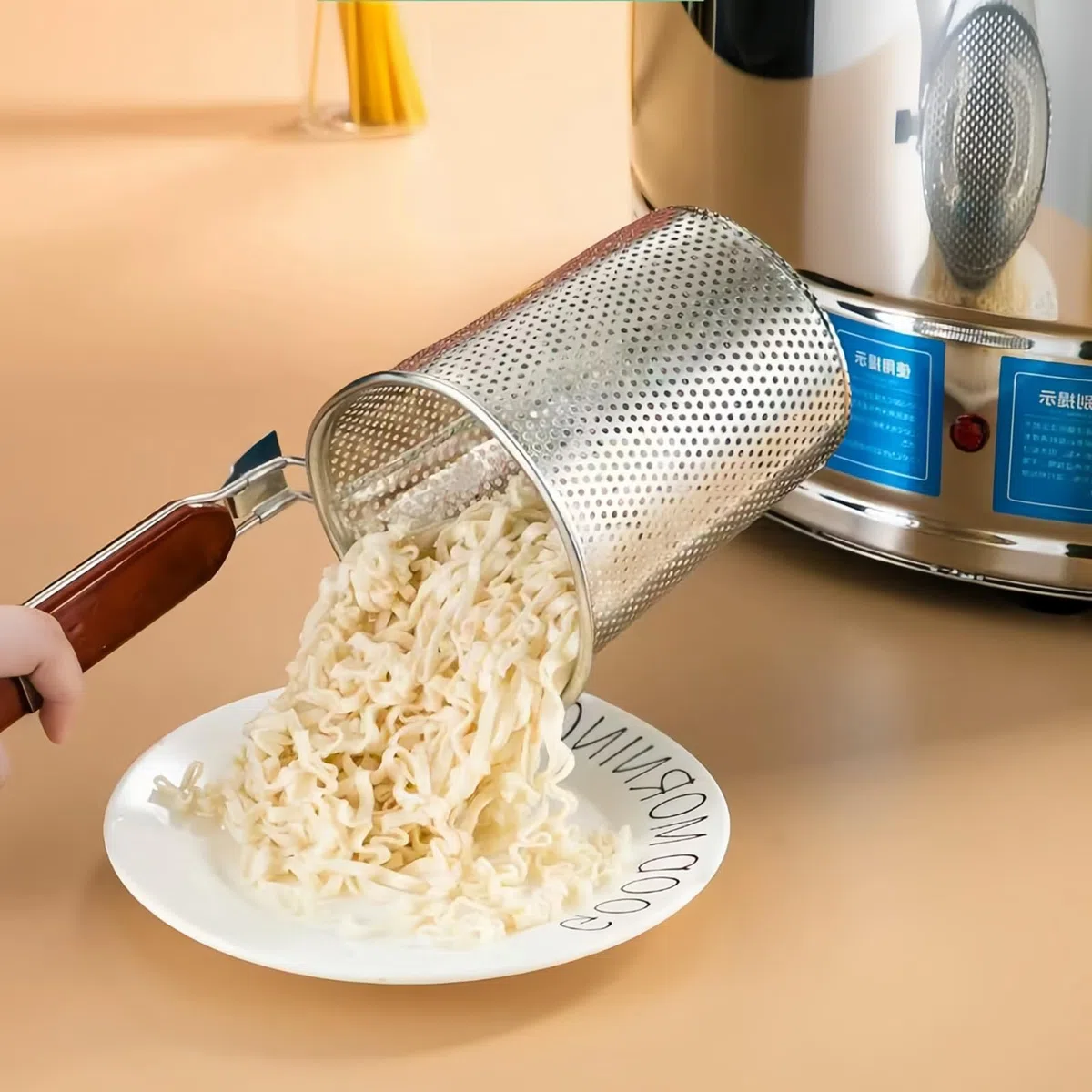 2 Stück Mikroperforiertes Edelstahl Nudelsieb, 12 cm Nudelkorb mit Holzgriff, Pasta Abseihlöffel, Tiefes Küchensieb für Knödel, Spaghetti, Obst, Knödel, Lebensmittel