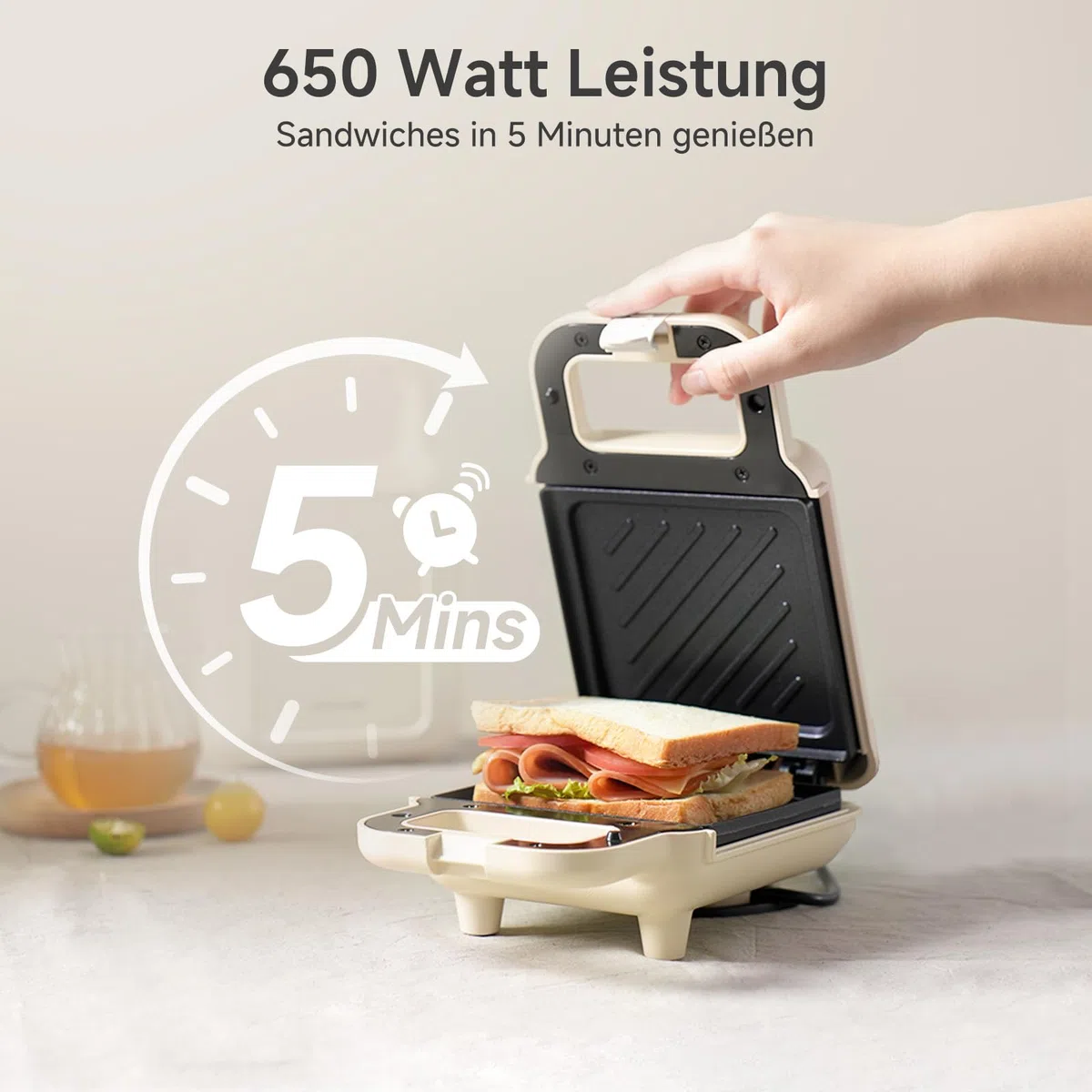 SIMPLUS Sandwichmaker Klein für Knusprige Dreiecks, Sandwichtoaster, 650W, Antihaftbeschichtete Platten, Schnell Aufheizend, Überlaufschutz, Wärmeisolierter Griff, BPA-frei, Cremeweiß