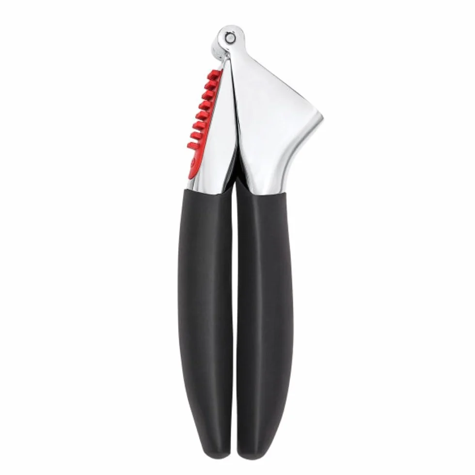 OXO Good Grips Knoblauchpresse mit integriertem Reiniger - Große Kammer - Solide Zink-Konstruktion - spülmaschinenfest - weiche rutschfeste Griffe für mehr Komfort