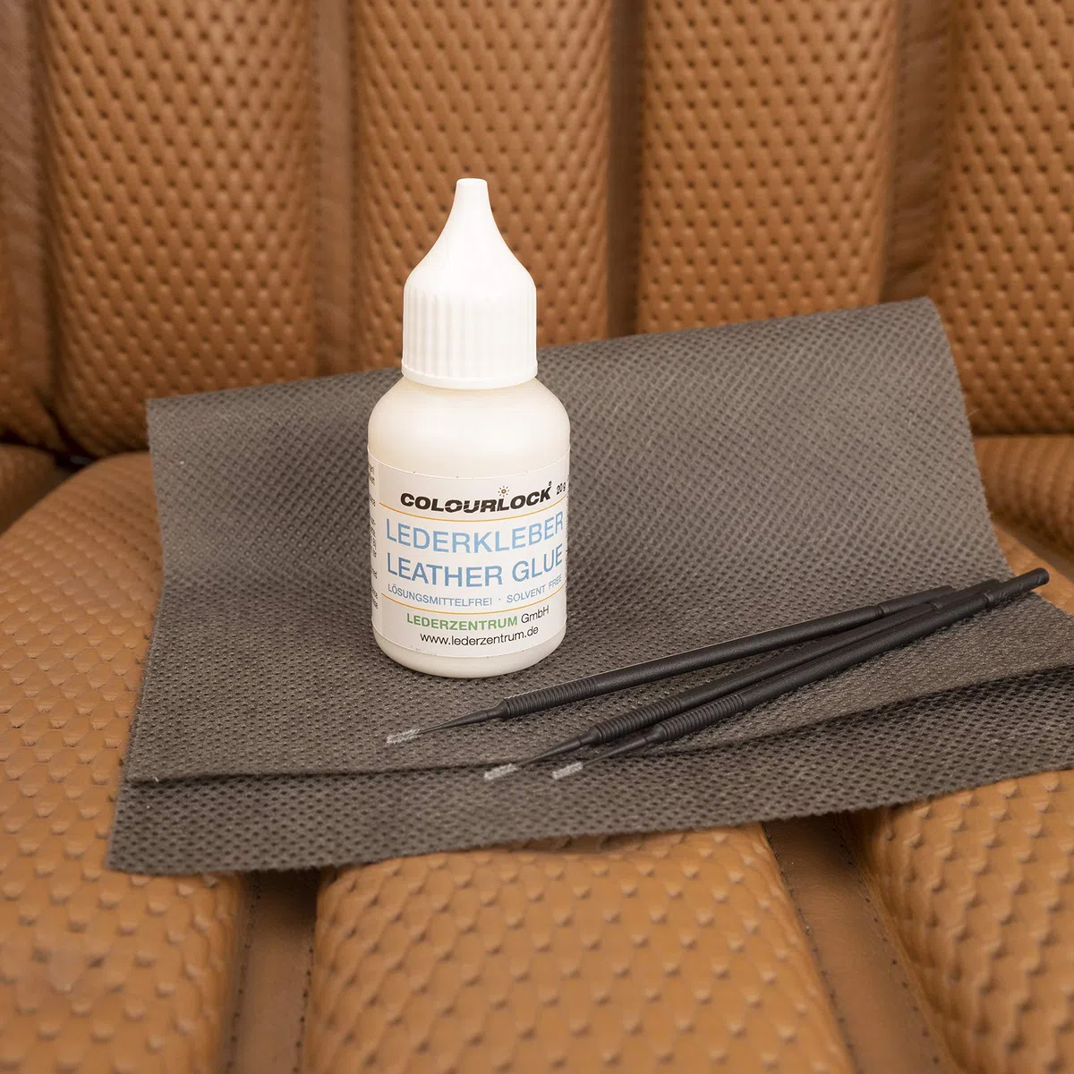 COLOURLOCK Riss-Reparatur-Set mit 20g lösungsmittelfreiem Lederkleber, Spannstoff und 3 Minipinseln für die Reparatur von Löchern und Rissen in Leder und Kunstleder