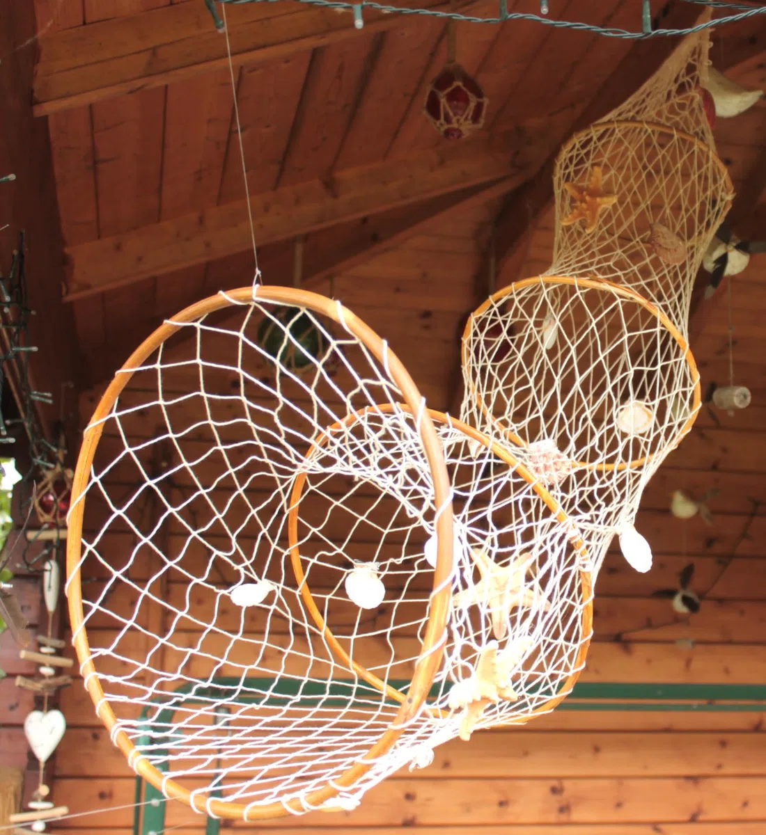 große Deko Reuse 135cm x 36cm 4 Bambus Ringe Fischernetz Dekonetz + Muscheln | 4 Bambus-Ringe, Baumwollnetz beige, Maschengröße 3cm, Maritime Dekoration