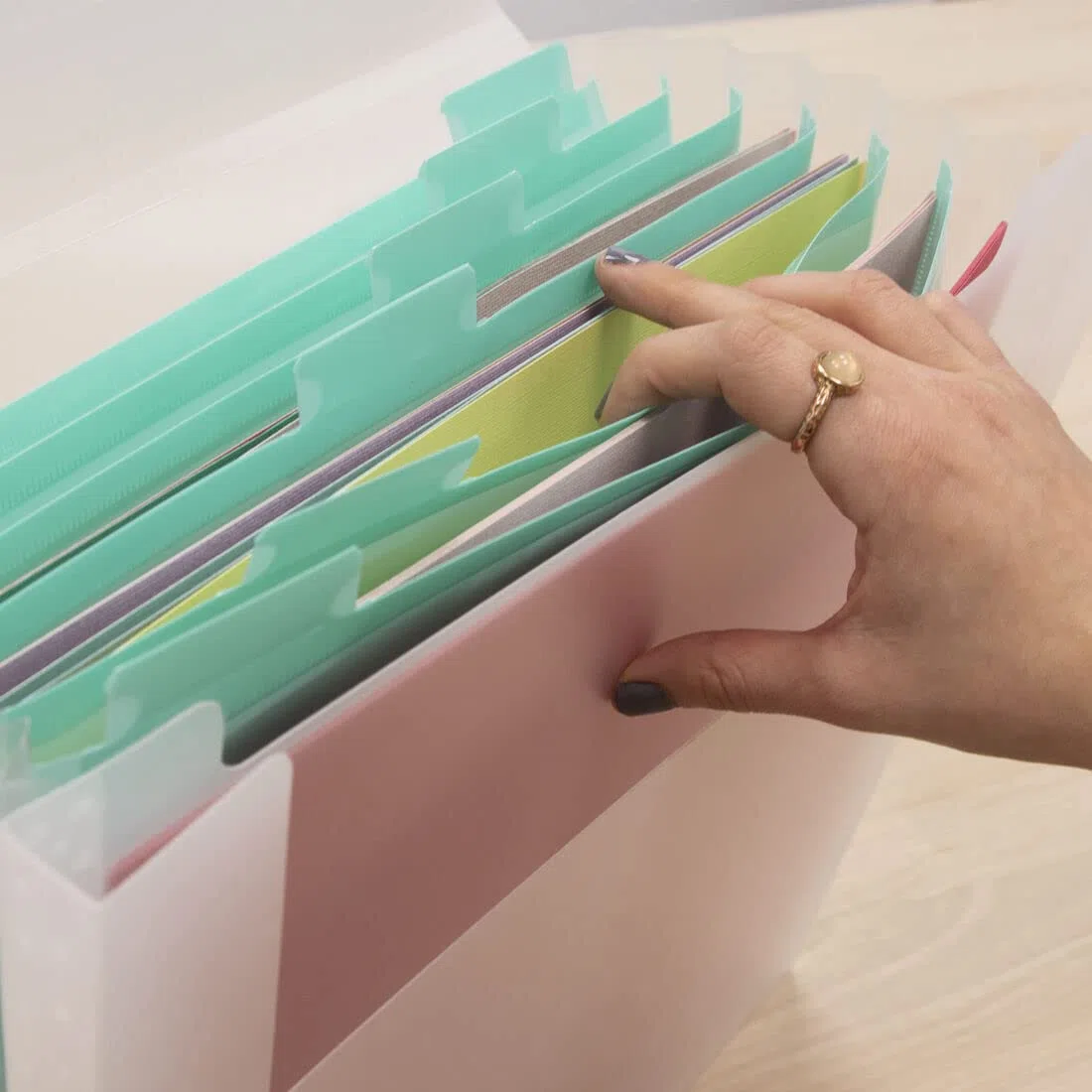 Craftelier - Akkordeonmappe für Papier, Kartonbögen und Scrapbooking-Materialien | Größe 33,6 x 33,3 x 3,5 cm (13.23" x 13.11" x 1.38") - Farbe Transparent und Türkis