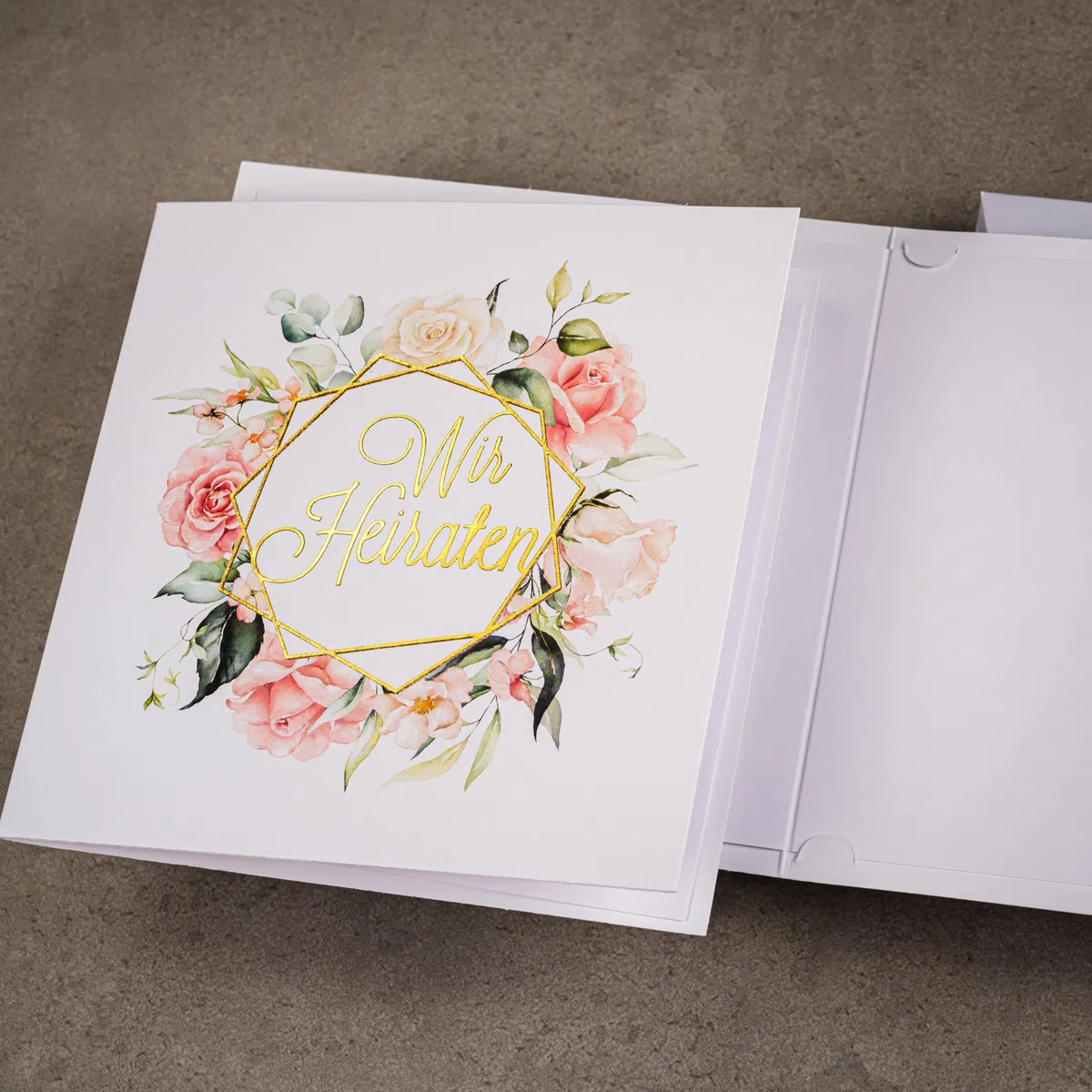 HOCHZEITSEINLADUNGEN SATZ 20 St. 135x135mm MIT BEDRUCKBAREN EINLAGEN UND UMSCHLÄGEN FÜR HOCHZEIT – VERGOLDETES MUSTER