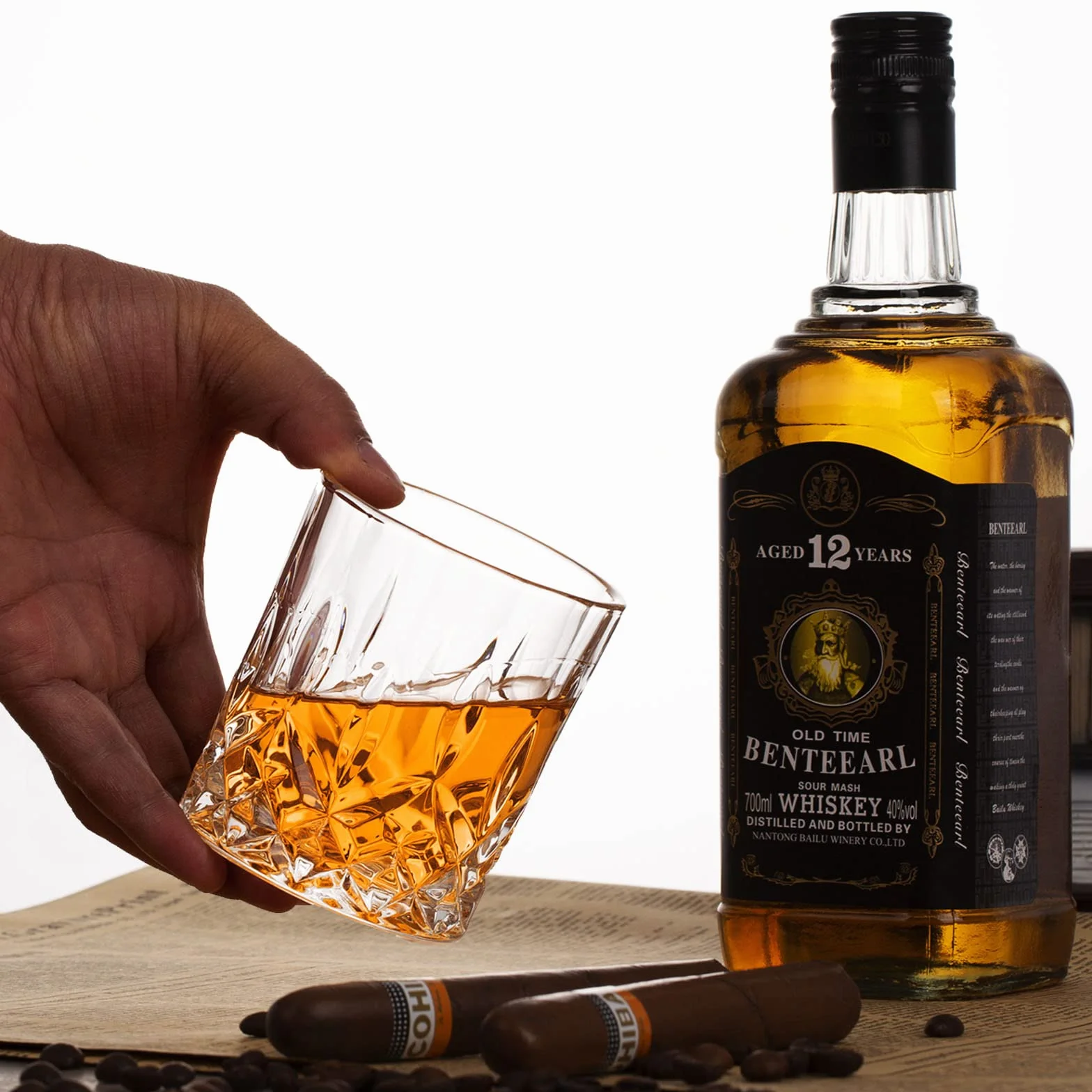 Whisky Gläser, 4er Set (2 Kristallgläser, 2 große Eiskugelformen) in Geschenkbox – 300 ml Whiskey für Scotch, Cocktail, Rum, Bourbon, Cognac, Wodka und Likör – Einzigartige Geschenke für Männer