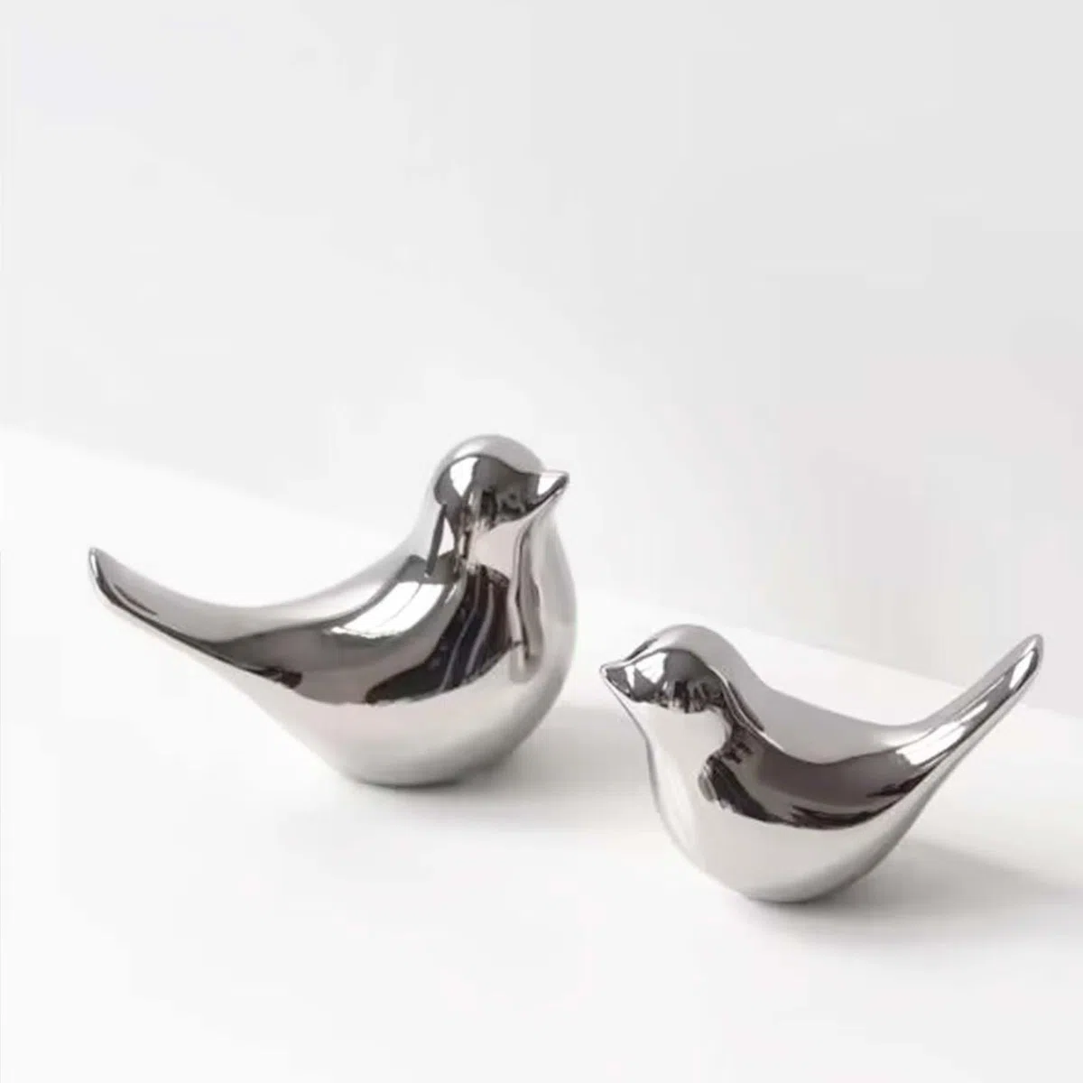 2 Stück Kleine Vögel Statuen, Keramik Vogel, Moderne Tier Vogel Skulpturen für Landschaft Garten Home Office Desktop Display Dekor (Silber)