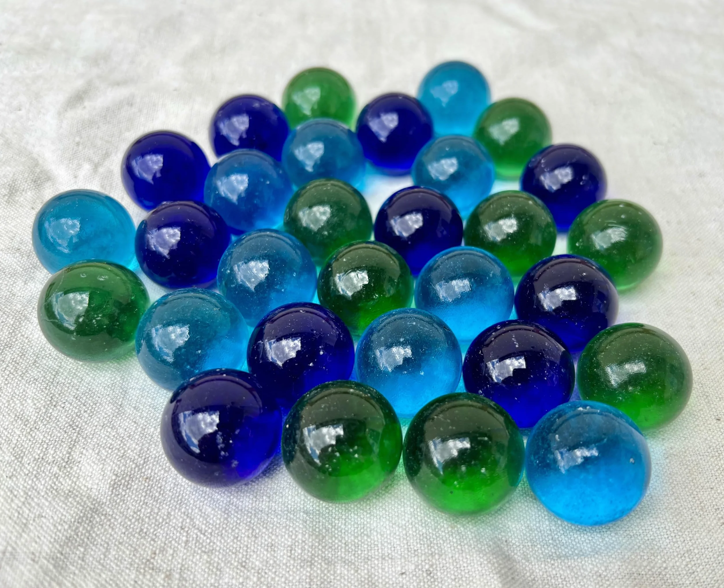 MEIERLE & Söhne 30 Große Glasmurmeln 25mm – Blaue & Grüne Glaskugeln für Deko, Vase, Tischdeko, DIY & Dekoration