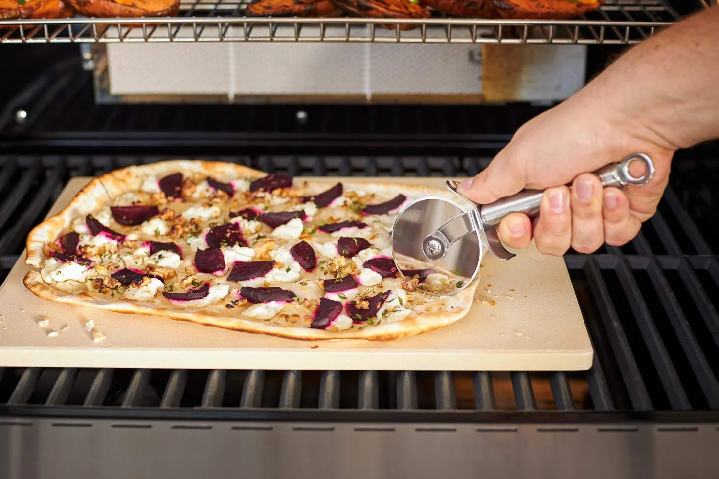 RÖSLE Pizzaschneider, Hochwertiges Pizzamesser mit stabilem Rad, beidseitig geschliffene Klinge, Handschutz, Edelstahl 18/10