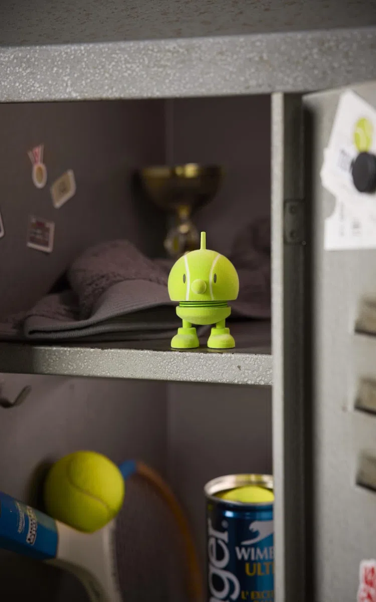Hoptimist Tennis Bumble, Tennis Zubehör, Deko & Glücksbringer, Lustiges Gadget oder Geschenk für Tennisliebhaber & Fans, Höhe 7,6 cm, Durchm. 5,8 cm