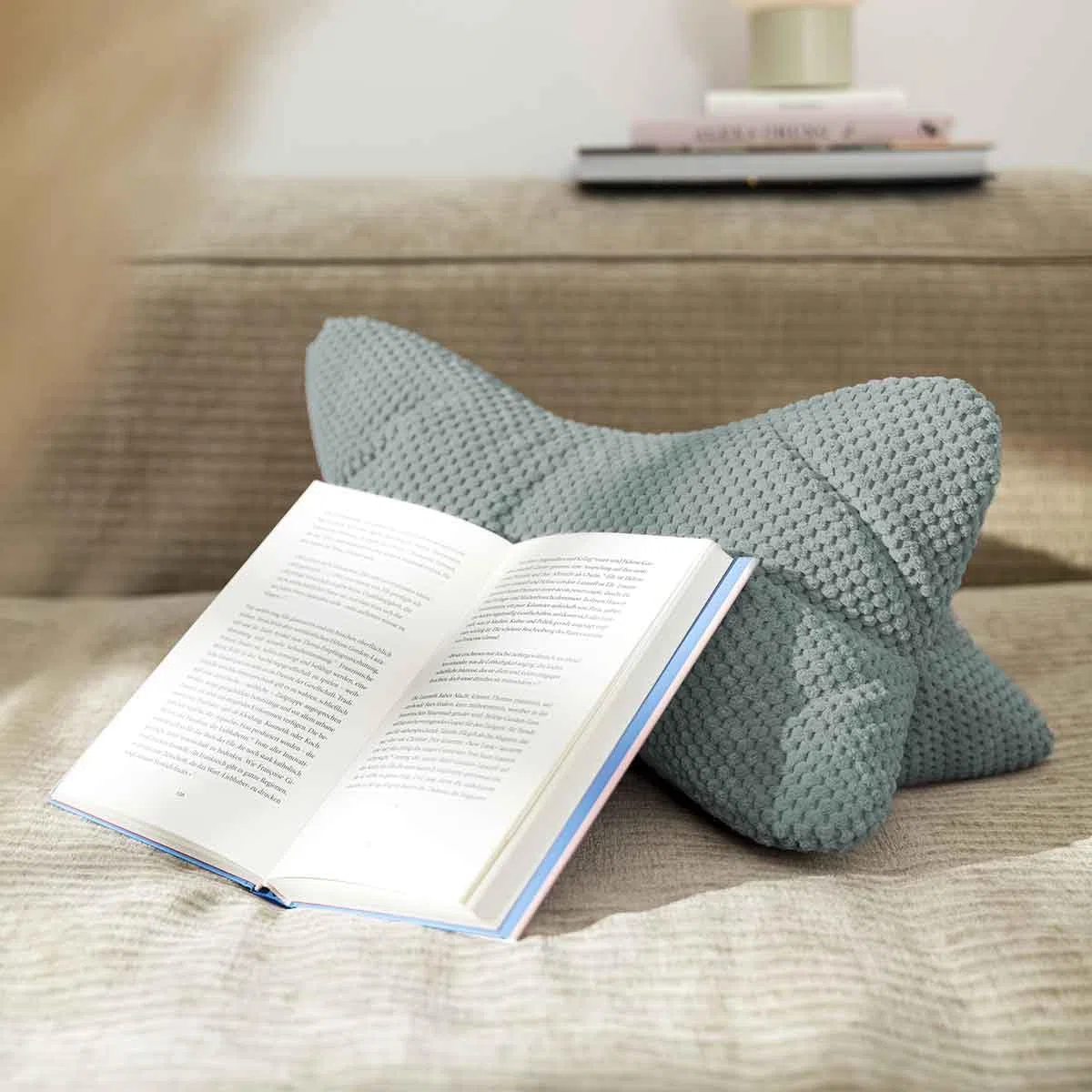 MAGMA Leseknochen COMODO -Salbei-, ergonomische Form für Nacken- oder Lendenstütze, Flexible Stütze für Bücher, E-Books oder Tablets