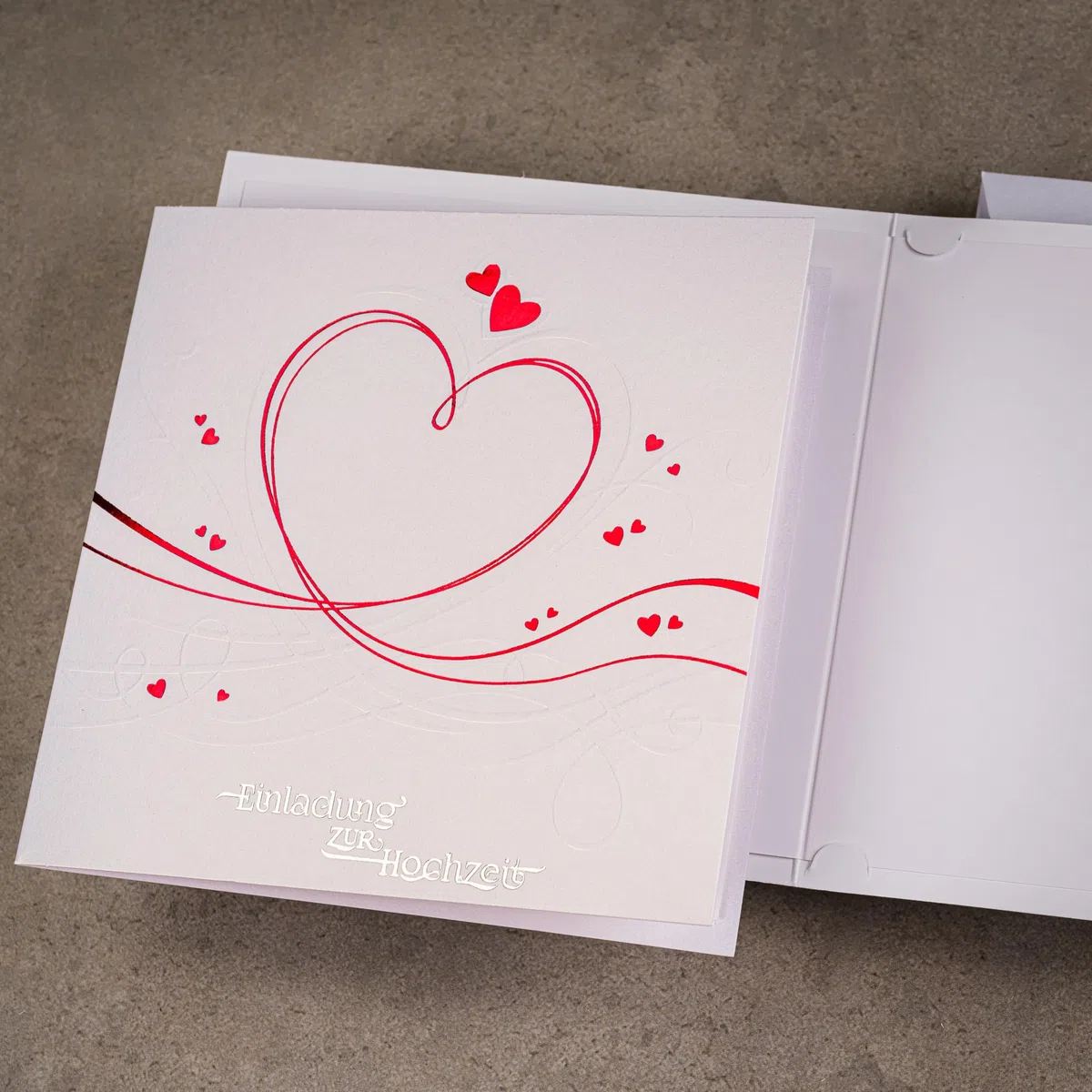HOCHZEITSEINLADUNGEN - SATZ 20 St, 135x135mm MIT BEDRUCKBAREN EINLAGEN UND UMSCHLÄGEN FÜR HOCHZEIT – ROTE FOLIE, GEPRESSTES MUSTER AUF METALLICPAPIER, ZAP_DE_07