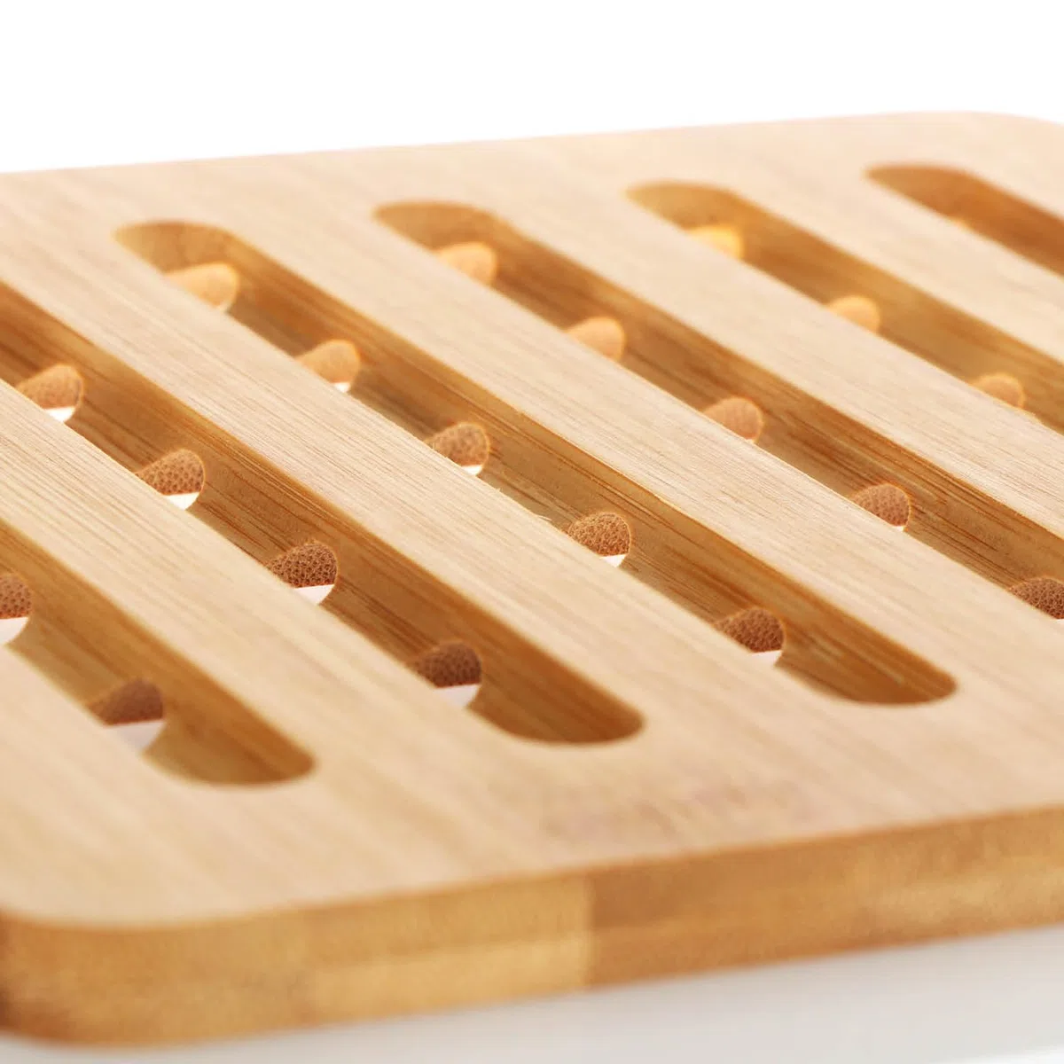com-four® 4X Topfuntersetzer aus Bambus - langlebige Unterlagen für Töpfe, Pfannen, Auflaufformen und Teller - quadratischer Untersatz als Hitzeschutz - Holz-Untersetzer