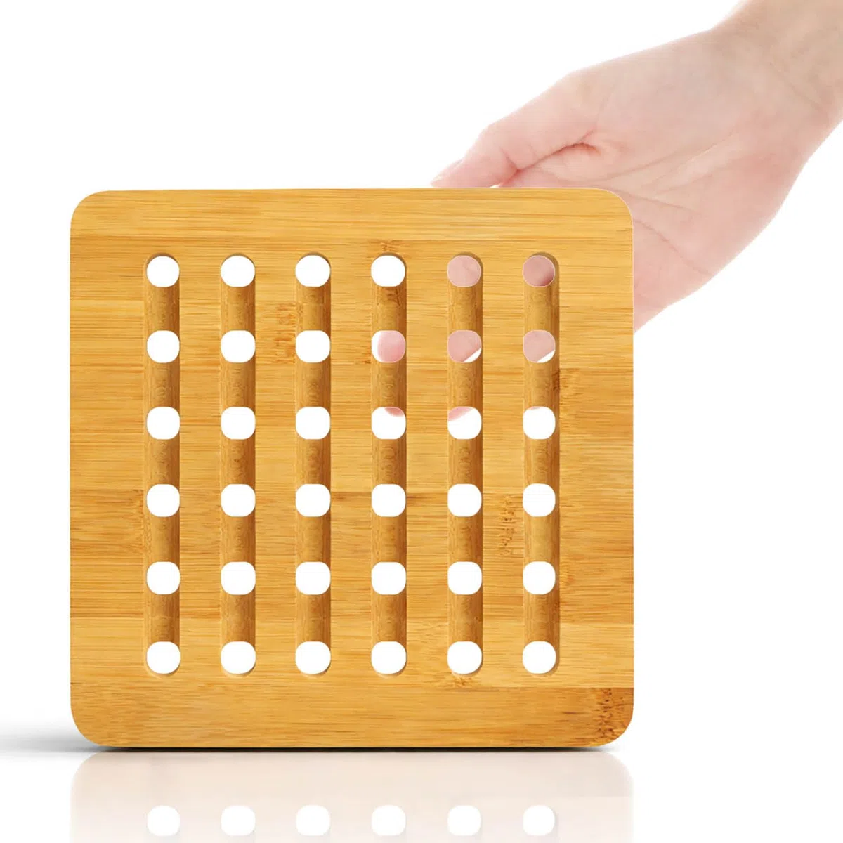 com-four® 4X Topfuntersetzer aus Bambus - langlebige Unterlagen für Töpfe, Pfannen, Auflaufformen und Teller - quadratischer Untersatz als Hitzeschutz - Holz-Untersetzer