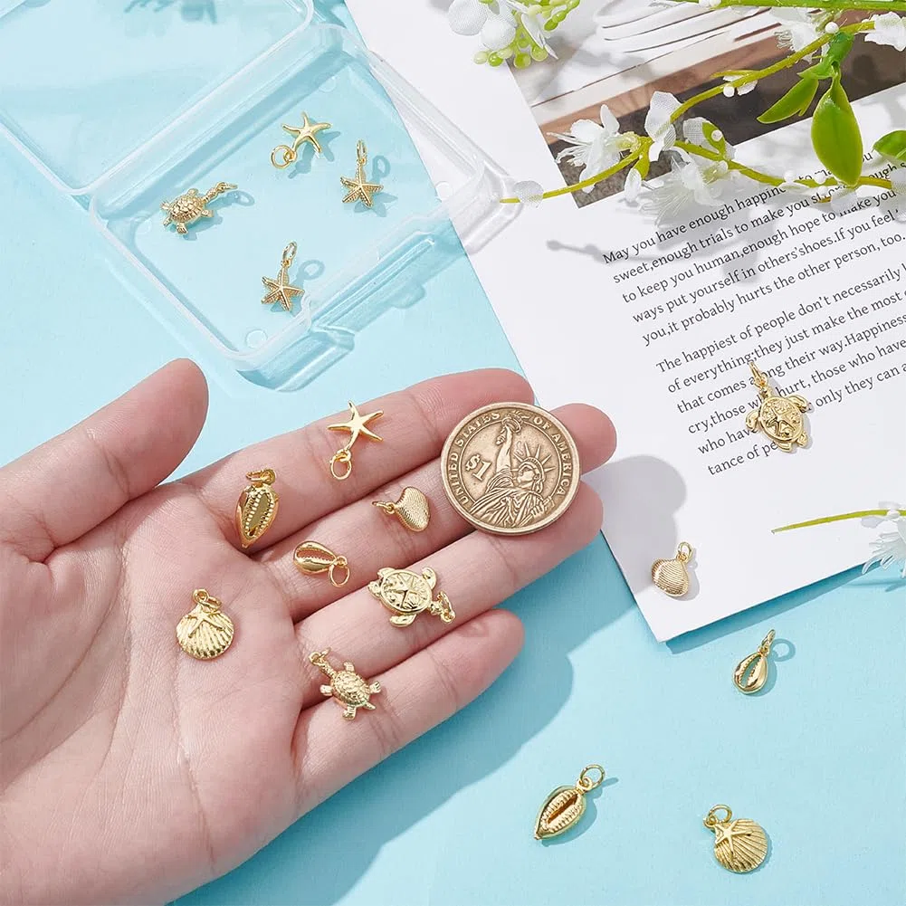 UNICRAFTALE 16 Stück 8 Stile 18 Karat Vergoldete Muschel Seestern Schildkröten Anhänger Meereslebewesen Meerestier Schildkröten Anhänger Sommer Ozeananhänger Dekor Für DIY Armbändern Halsketten