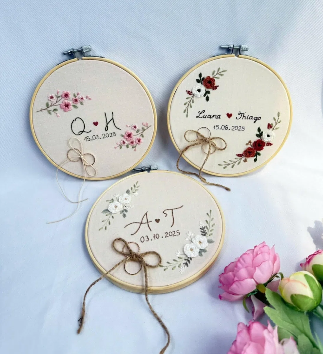 Individuell bestickter Holzrahmen, Namensbanner, Blumenname, Stickrahmen, Kunst, Jubiläumsdekoration, Ringhalter, Babyparty, Brautparty, Hochzeitsdekoration, hängende Ornamente (25 cm 9,8)