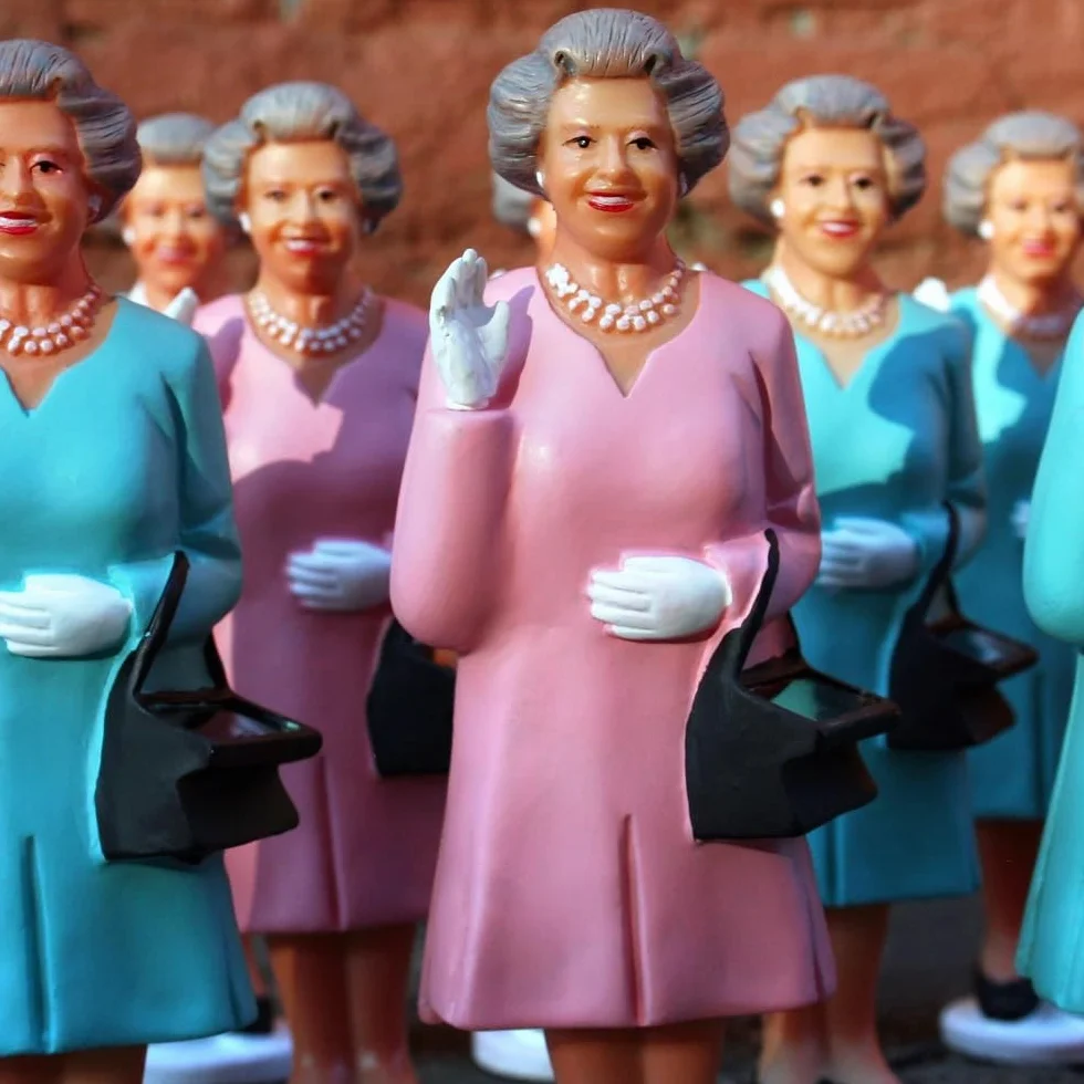Kikkerland Figur winkenden Königin (Queen), solarbetriebene sortierte Farbe (1 Artikel)