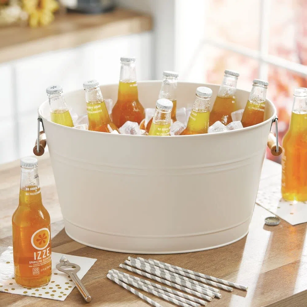 mDesign Weinkühler - Dekorativer Sektkübel mit Holzgriffen - Idealer Eiskübel für Wein, Bier, Sekt oder Erfrischungsgetränke - Creme/Natur