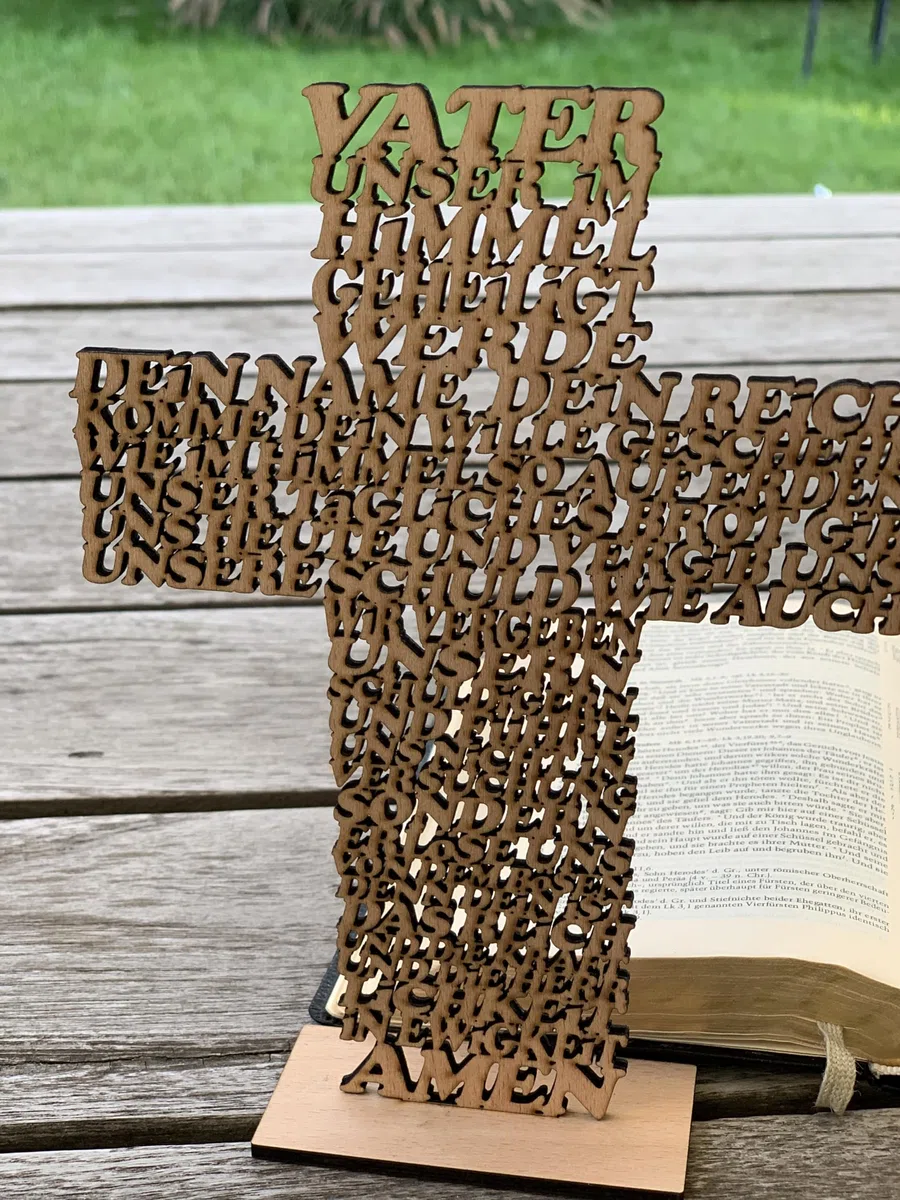 DesignByLayer Vater Unser Kreuz aus Holz mit Standfuß als Geschenk für Taufe, Hochzeit, Geburtstag, Weihnachten (Buche (dunkler), 19x14cm)