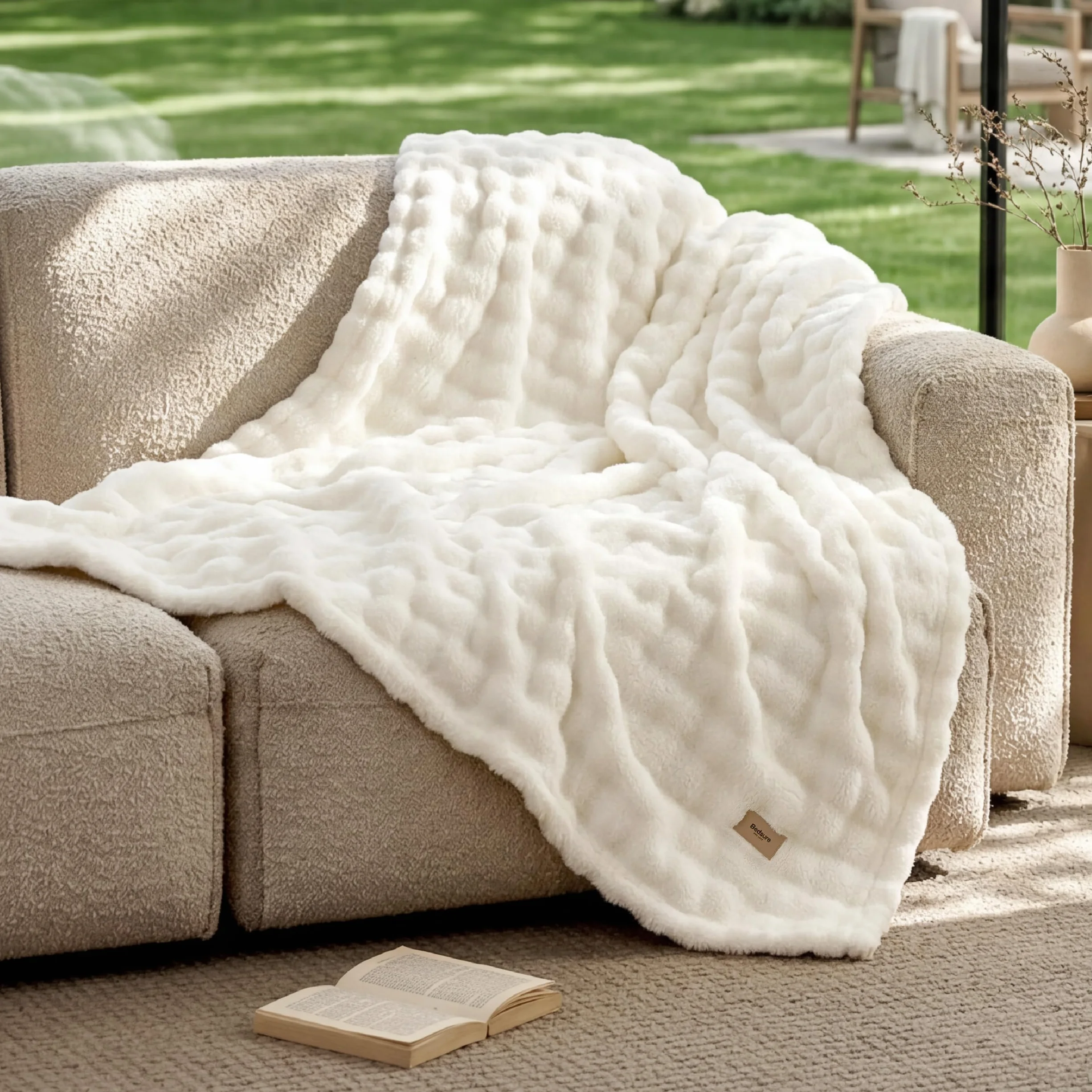 BEDSURE Kuscheldecke Flauschig Bubble Decke - Geschenke für Frauen Sofadecke, Wolldecke & Fleecedecke, Deko Weiche Warme Decke für Zimmer, Wohn- & Kuscheldecken, Tagesdecke, Wollweiß, 150x200 cm
