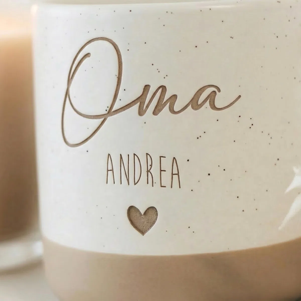 Personalisierte Tasse für Oma mit Name & Herz – Beste Oma Tasse Keramik 360 ml Geschenk Großmutter zu Weihnachten, Geburtstag, Muttertag oder Nikolaus – Personalisierter Kaffee & Teebecher