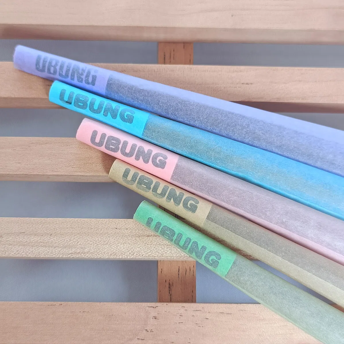 UBUNG Rainbow Cones | 100 King Size Konisch vorgedrehte Hülsen ​(5 Farben) Einschließlich 1 Trichterlader und 1 Putter für Verpackunge