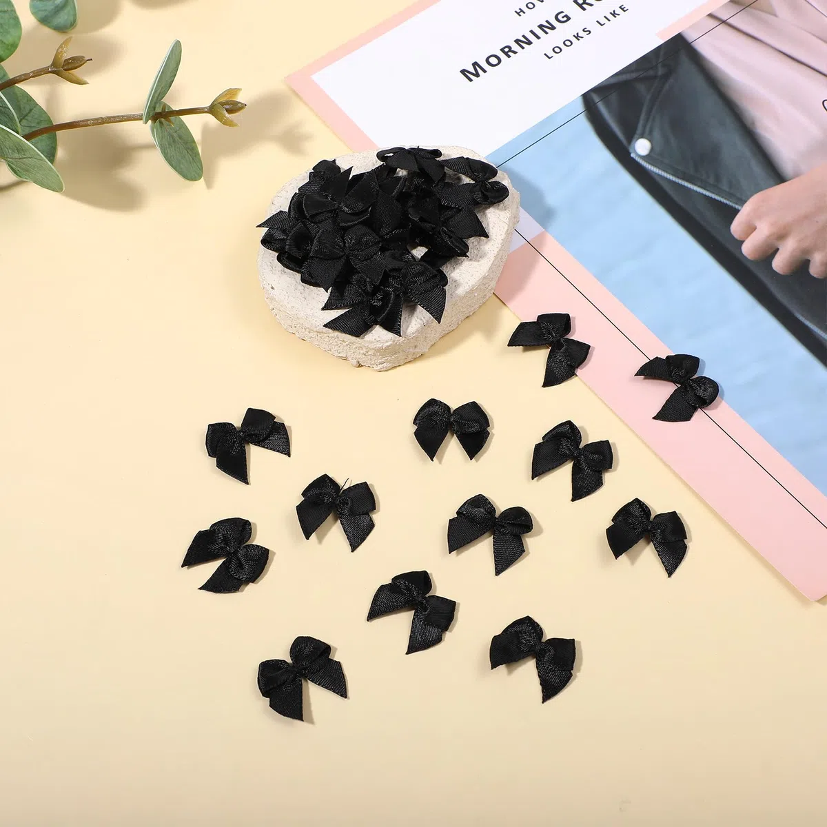 100 Stück Kleine Schleifen, 2.5 cm Mini Schwarze Schleifen Winzige Vorgefertigte Schleifenband Schleife für DIY Basteln, Geschenkverpackung, Hochzeit Deko, Weihnachten, Party, Scrapbooking