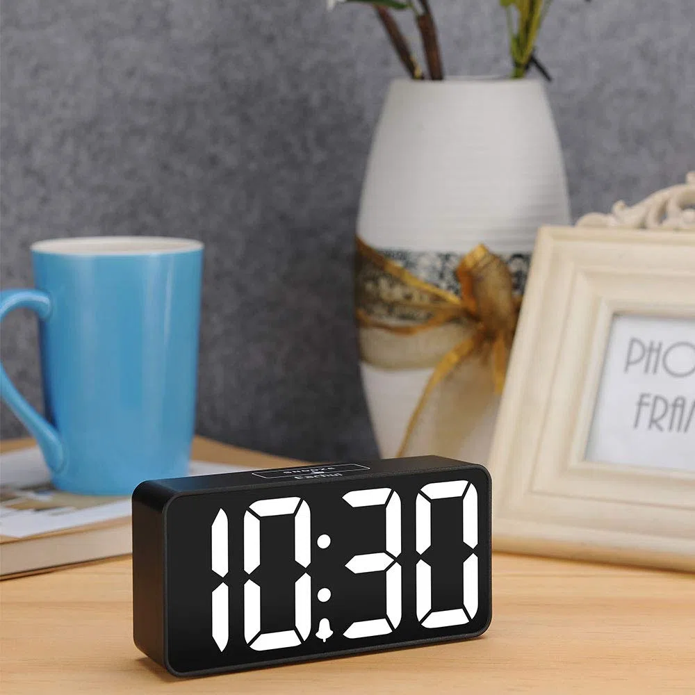 Eachui LED Wecker Digital mit Große Ziffern RGB Farbig für Kinder | USB-Ladeanschluss, Große Ziffern Display, Helligkeit und Lautstärke Regelbar, Snooze, 12/24HR, Netzbetrieben