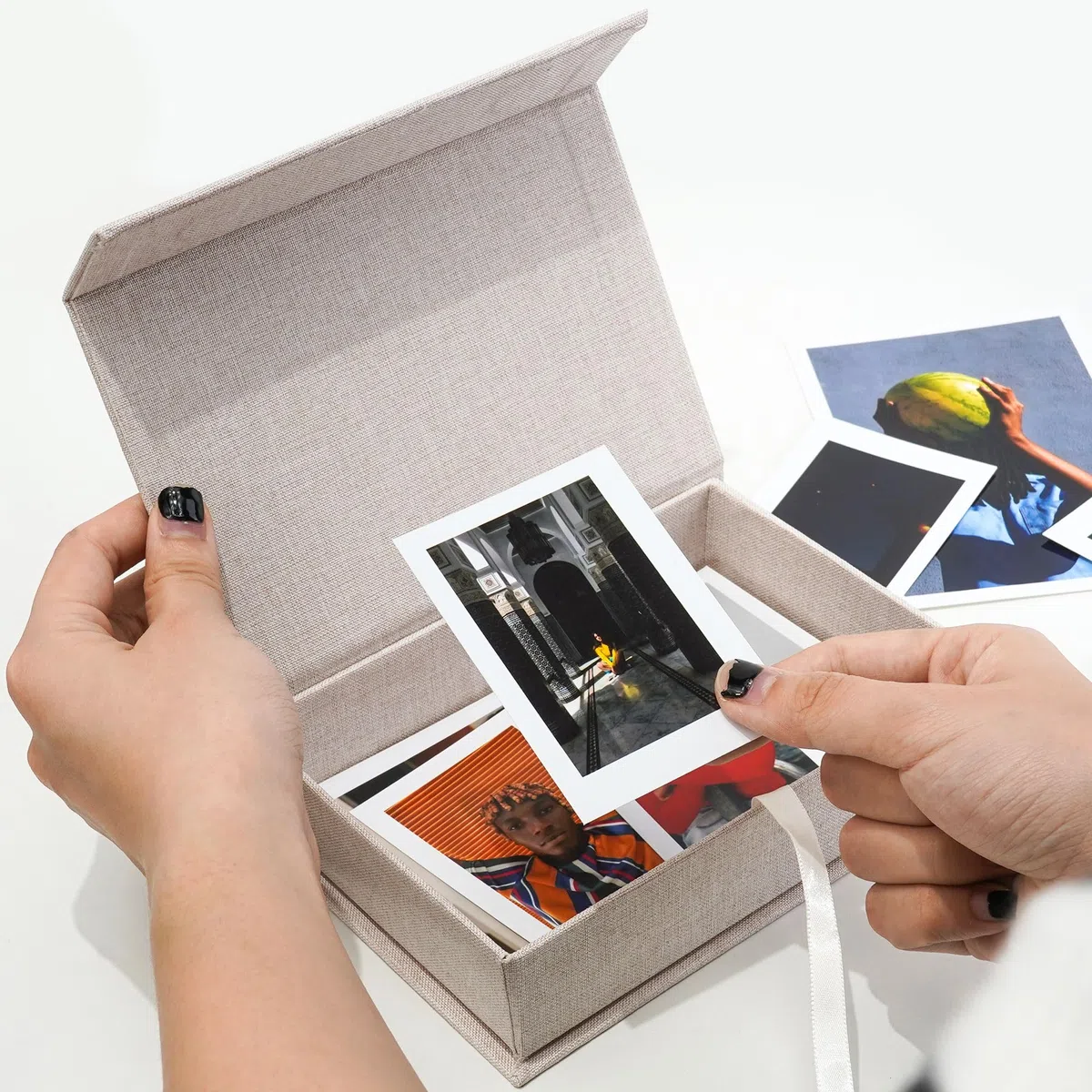 Vienrose Photo Storage Box 4x6, Fotoaufbewahrungsbox 10x15 cm, Foto Organizer aus Leinen, Aufbewahrungs- und Erinnerungsbox für Fotos, Bilder, Postkarten, Geschenkbox für Andenken, Keepsakes Beige