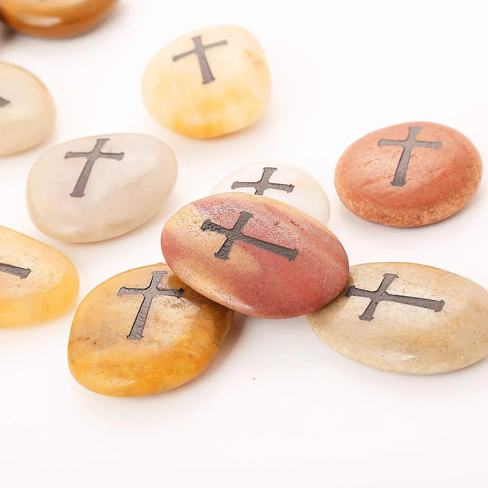 ROCKIMPACT 24 Stück Kreuz Steine mit Kreuz Glück Gravierte Steine Gravur Inspirierende Steine Glücksbringer Ermutigung Dankbarkeit Geschenk Glückssteine (Großhandel, je 5-8 cm)