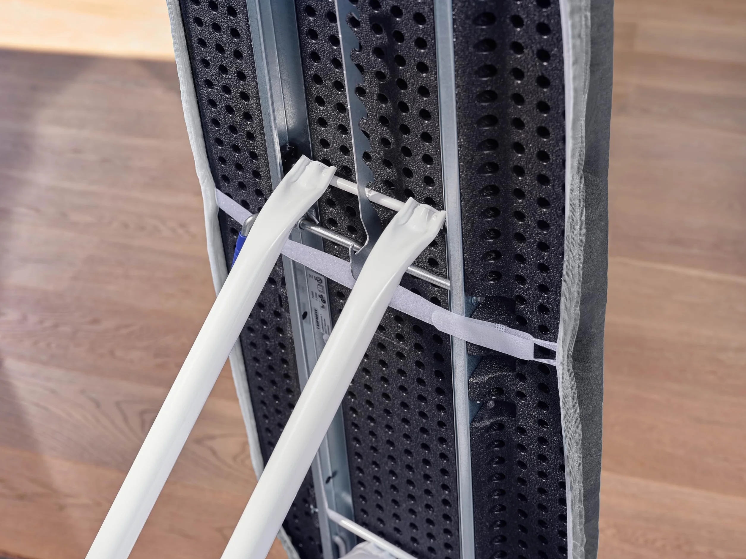 Leifheit schwarzer Bügelbrettbezug Thermo Reflect Black S/M, für Bügelflächen bis max. 125 x 40 cm, für Dampfbügeleisen, mit Hitze- und Dampfreflektion für schnelleres Bügeln, mit elastischem Gummizug