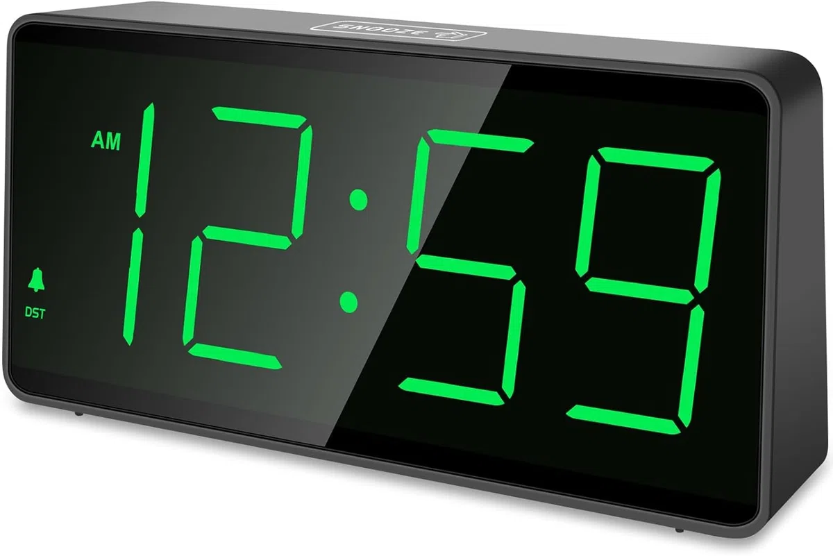 Eachui Wecker digital Batteriebetrieben mit großen Zahlen, Digitaler Wecker mit LED Display, regelbarer Helligkeit und Lautstärke, Automatischer Dimmer,Snooze, 12/24 Std (Grüne Ziffern)