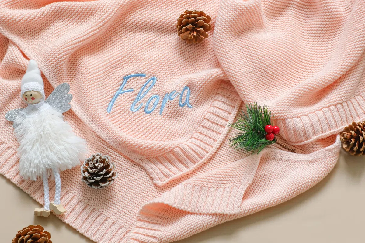 Personalisierte Babydecken – Individuell bestickte Strickdecken mit Namen Babys, Jungen und Mädchen. Perfekt für Geburtstage, Babypartys und Weihnachten