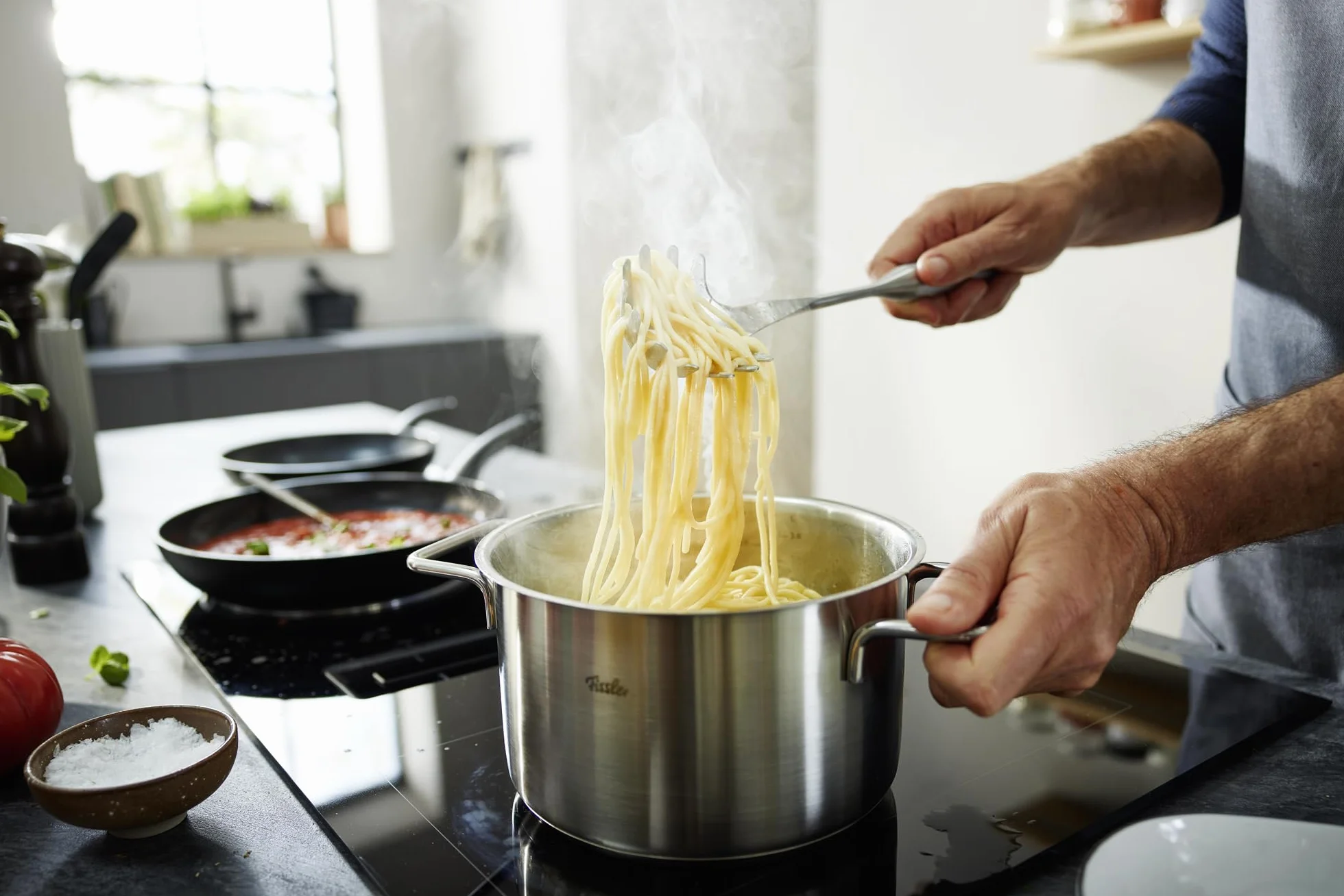 Fissler Essential/Edelstahl-Spaghettiheber (34 cm) großer Pasta-Löffel, Nudel-Kelle, mit Aufhänge-Öse, Spülmaschinen-geeignet