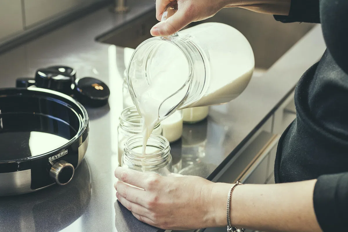 SEVERIN Joghurtbereiter, digitale Joghurtmaschine mit 5 Automatik-Programmen für selbstgemachten Joghurt, enthält 7 Joghurtgläser mit Deckel, JG 3521