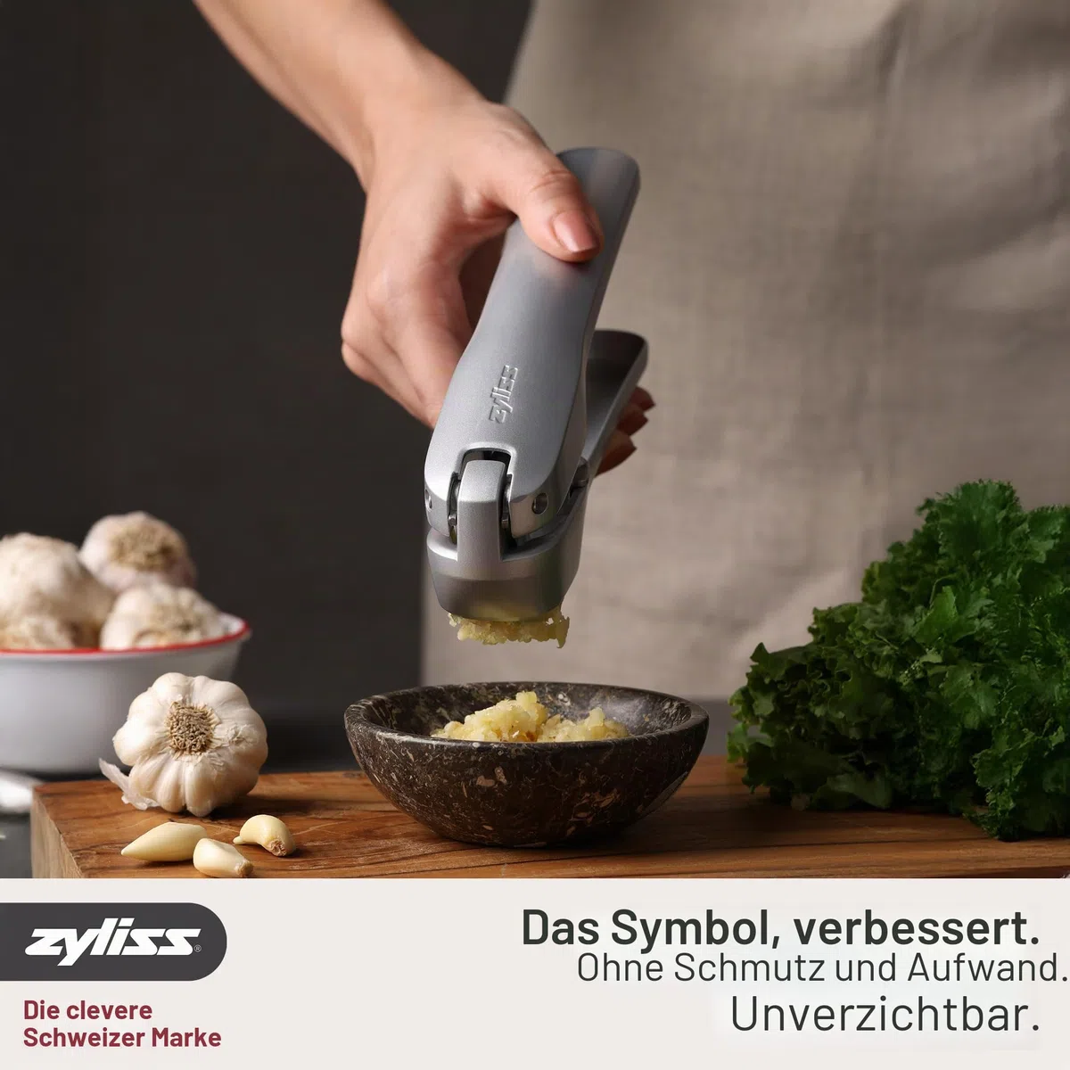 Zyliss Knoblauchpresse Susi 4, praktische Presse für große Knoblauchzehen auch mit Schale, Alu/Edelstahl, Antihaftbeschichtet, leicht zu reinigen, ergonomische Griffe, premium Küchenhelfer